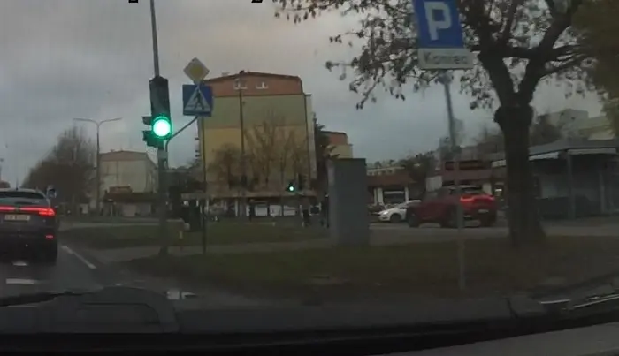 Art. 26 ust. 3 pkt 3 kierującemu pojazdem zabrania się jazdy wzdłuż po chodniku lub przejściu dla pieszych Proponuje zrobić kurs na prawko, przyda ci się