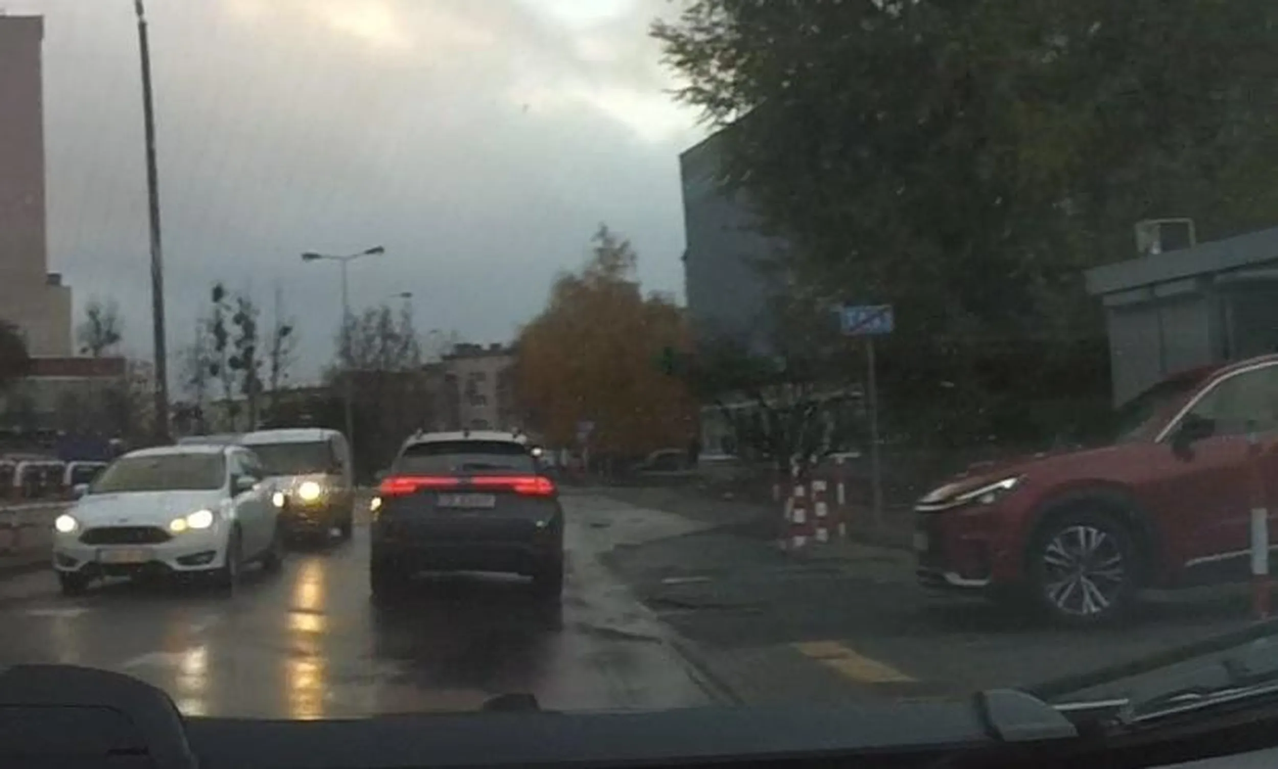 Art. 26 ust. 3 pkt 3 kierującemu pojazdem zabrania się jazdy wzdłuż po chodniku lub przejściu dla pieszych Proponuje zrobić kurs na prawko, przyda ci się