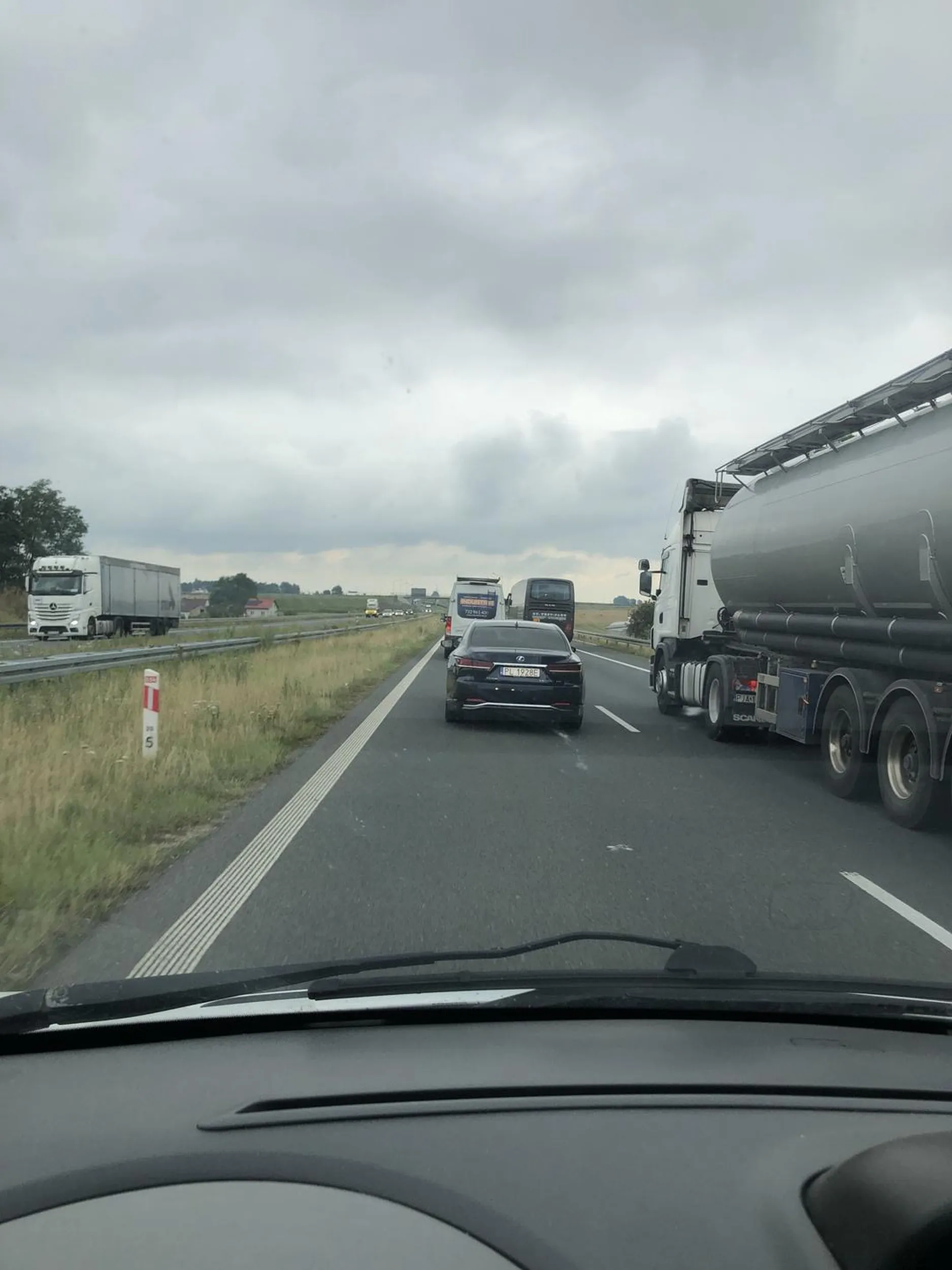 „pan” z lanosa nie potrafi jeździć droga szybkiego ruchu. Pędzi lewym pasem ponad 170 widząc ze przed nim auto wyprzedza ciężarówkę to on se postanowił wyprzedzić prawym pasem i wbić się pomiędzy busem a ciężarówka…. Mądre w ciul. Jakby bus nie wcisną hamulec to byłbyś na barierkach. (Nie)mądry „pan”.