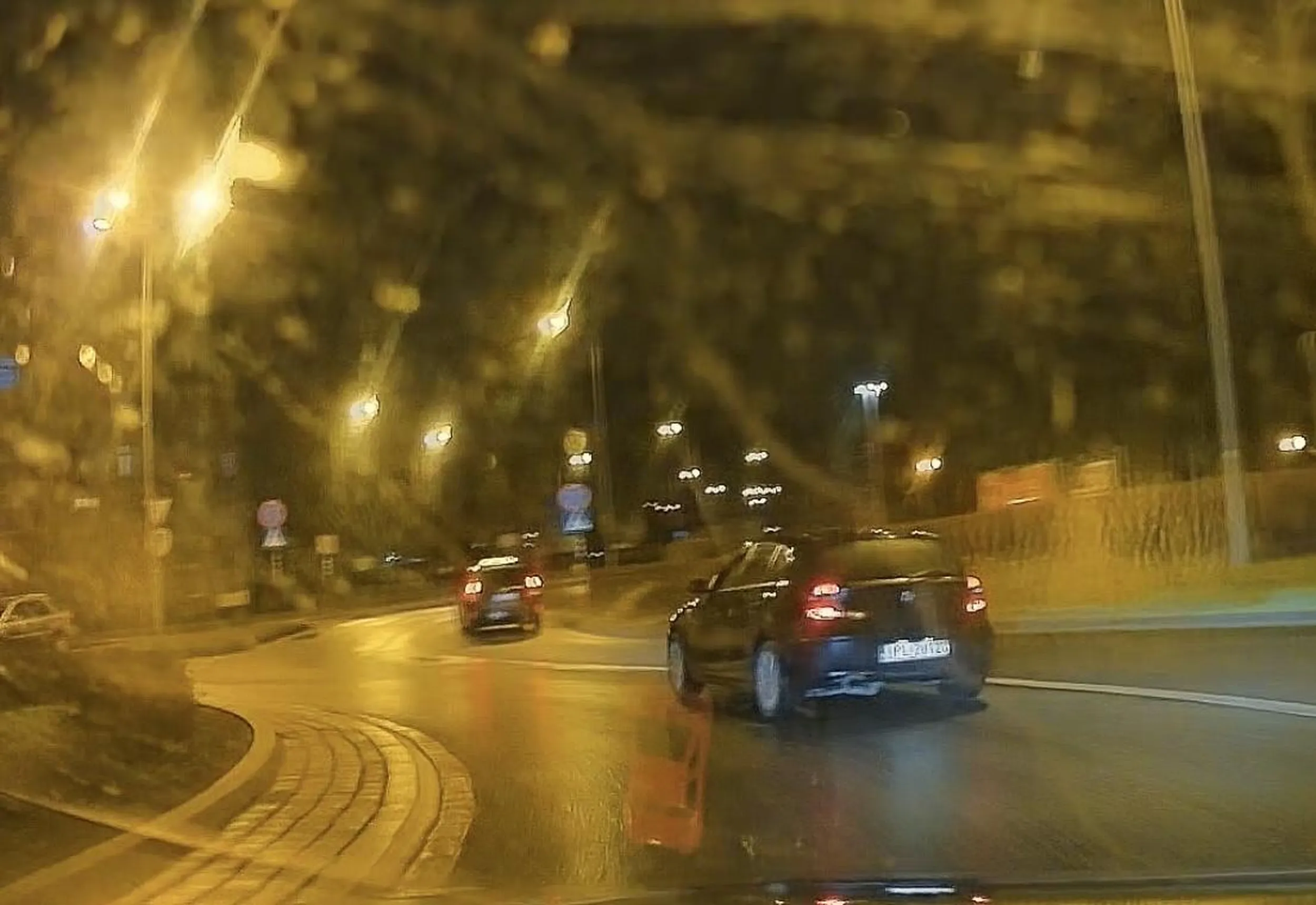 Prawie mordo udało się wybronić, ale rączki masz szybkie. A te ronda bywają niebotycznie śliskie. Prędkość 31km/h