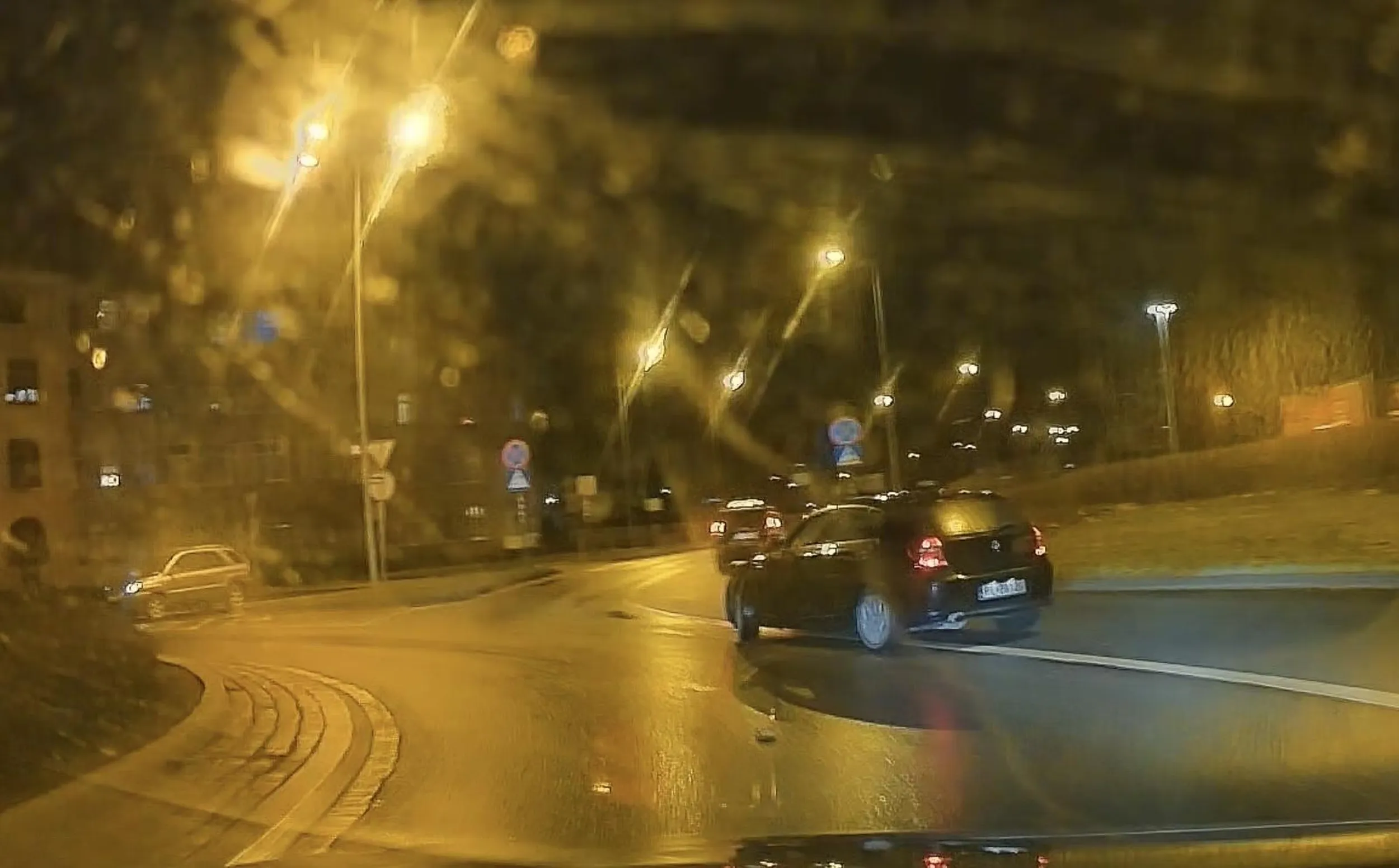 Prawie mordo udało się wybronić, ale rączki masz szybkie. A te ronda bywają niebotycznie śliskie. Prędkość 31km/h