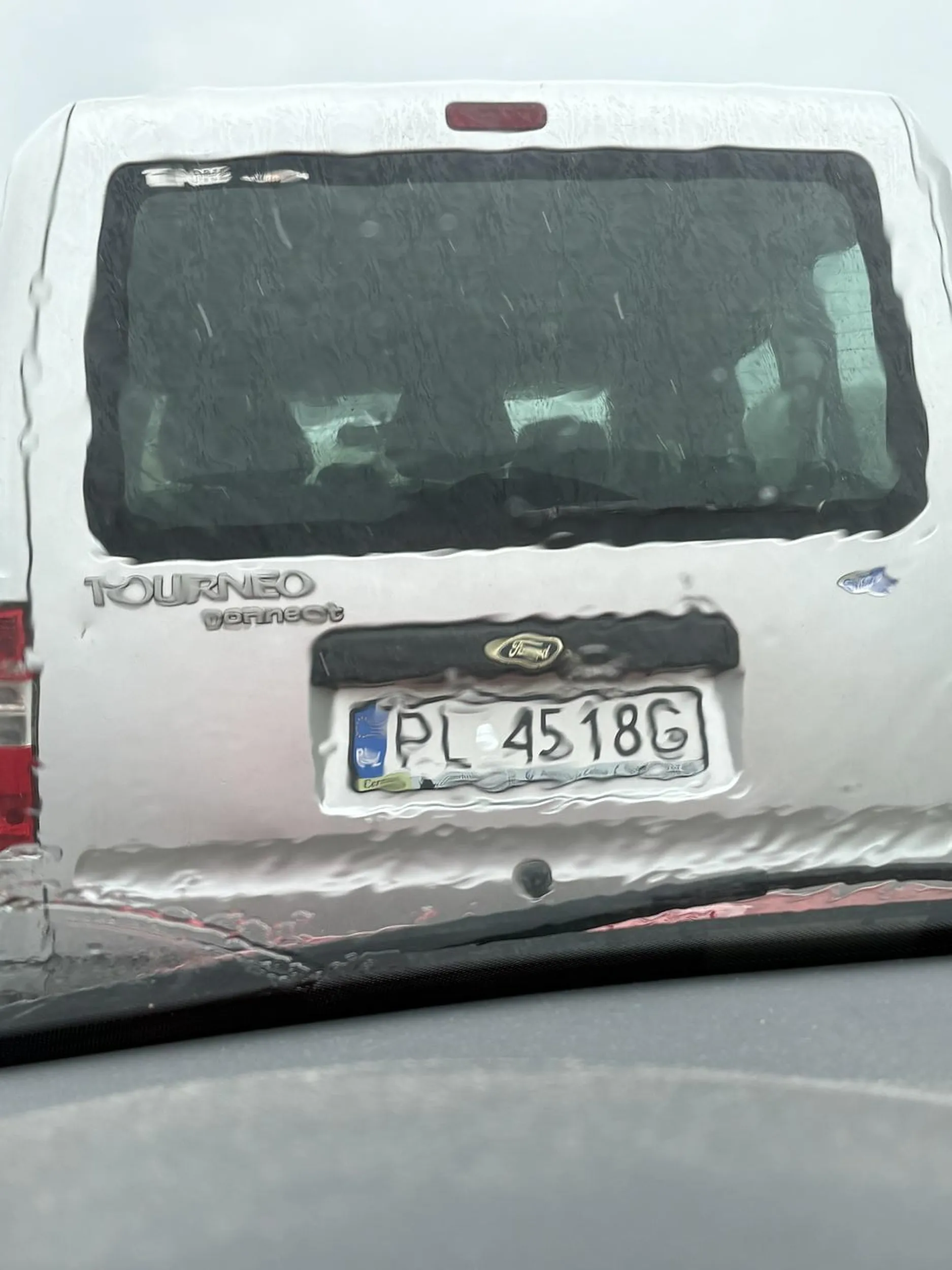 Ładnie tak blokować innym wyjazdu, narażając na kolizje parkingową ?!