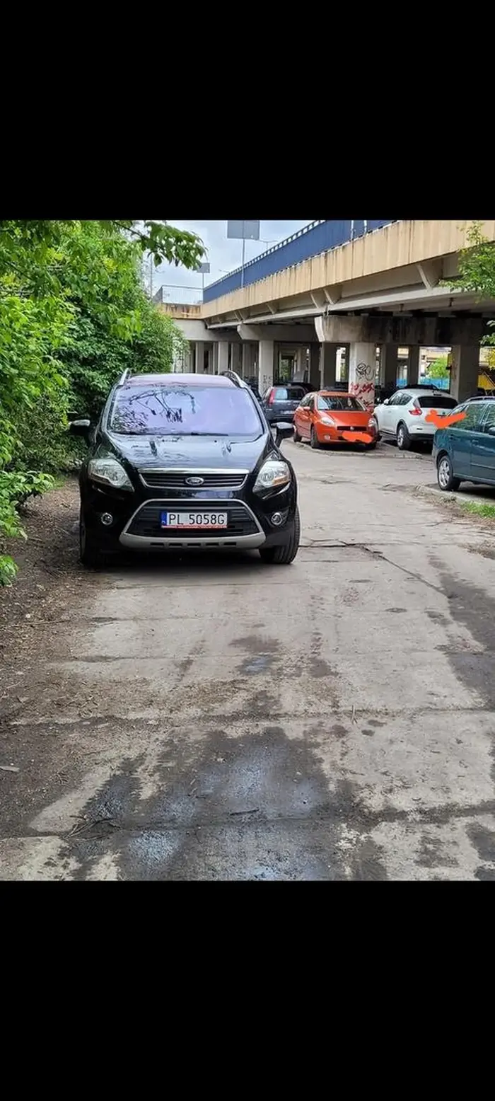 Stań może na środku jeszcze cymbale. Ciężko wjechać dalej, gdzie jest pełno miejsca? Po jednej stornie auto a Ty stanąłeś jak Baran i ledwo przejedziesz