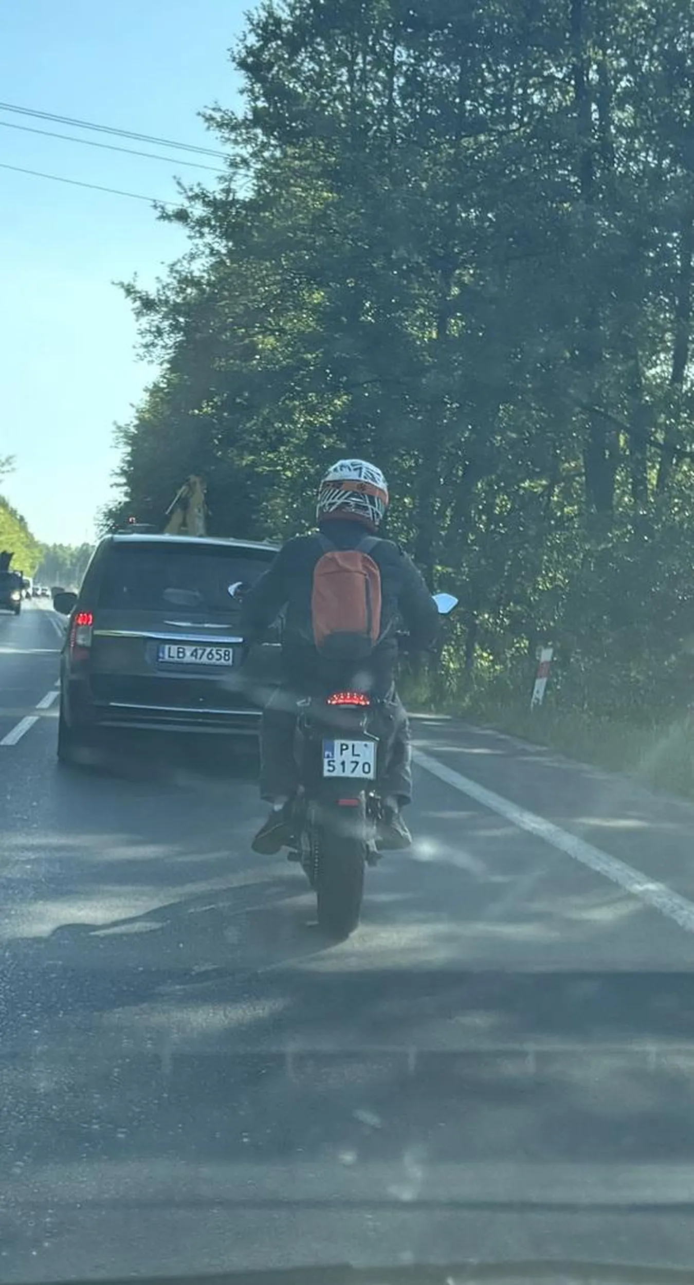 Baran, który na swoim żałosnym skuterku nie potrafi się stosować do zasad ruchu drogowego. Na jednym kilometrze wyprzedzał na przejściu na pieszych, na podwójnej ciągłej i zdecydowanie przekraczał prędkość w terenie zabudowanym.