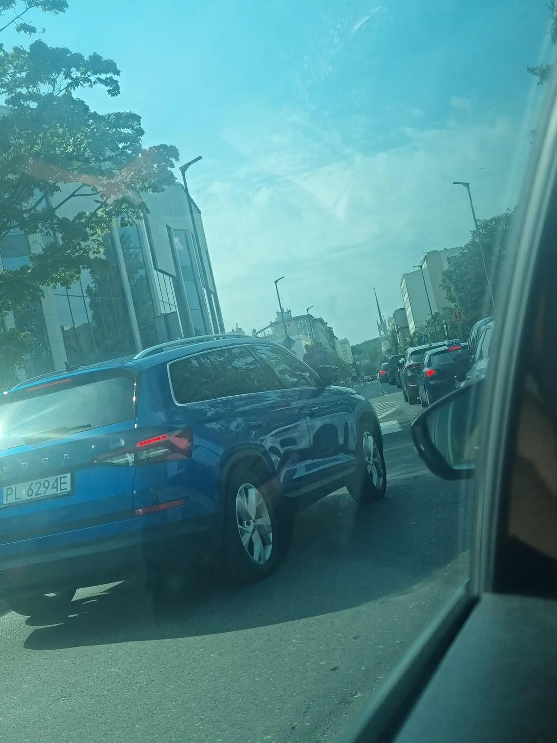 korek w Gdyni a ten leci lewym pasem bo biedny przecież nie może postać w korku tak jak wszyscy inni