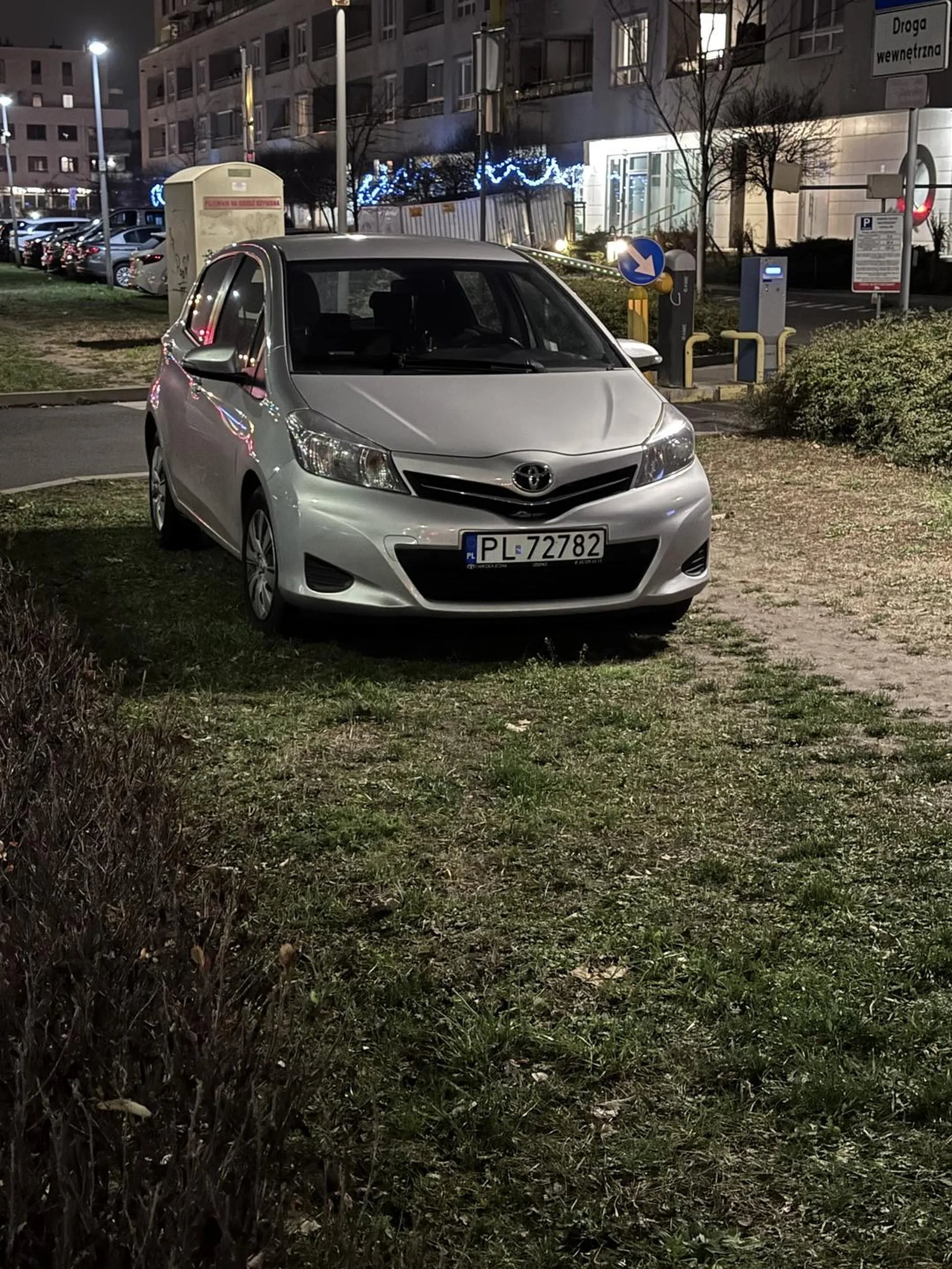 Chamsko parkuje i niszczy zielen.