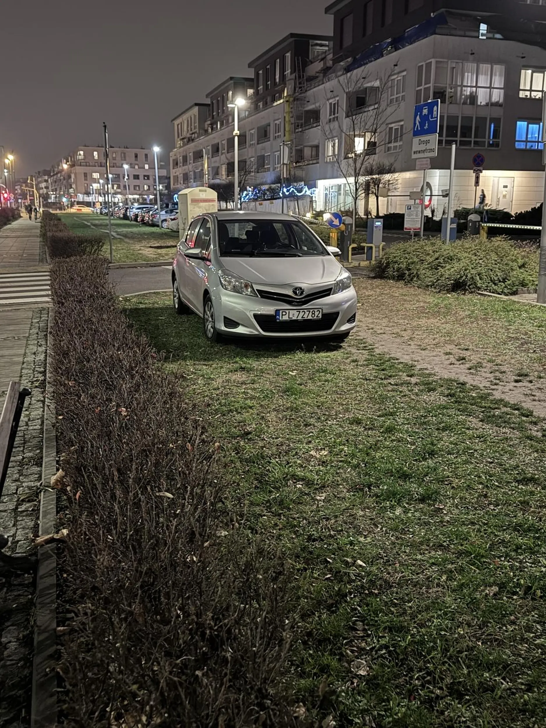 Chamsko parkuje i niszczy zielen.