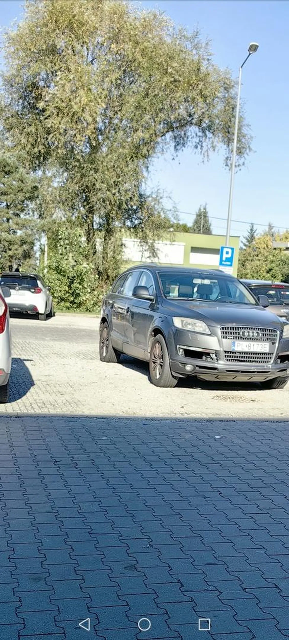 Trzeba być umysłowo chorym żeby tak parkować!!