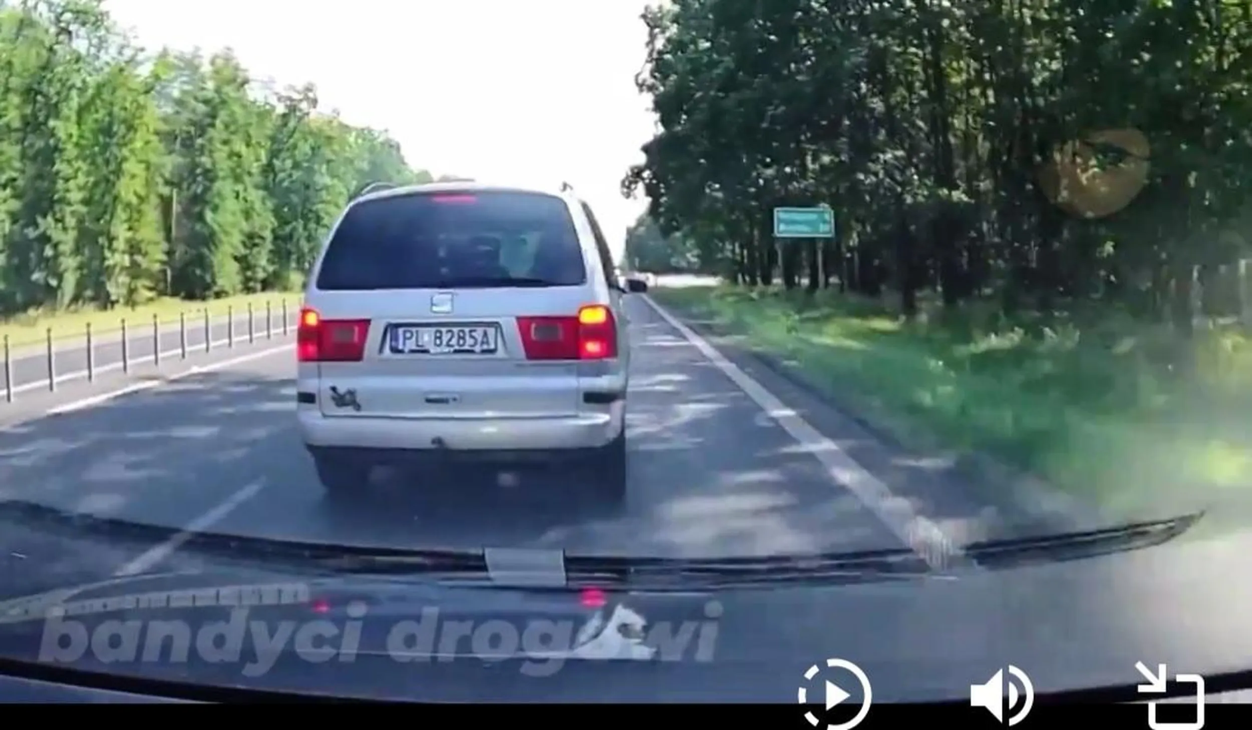 Robaku z tego złoma poganiać i zatrzymywać to możesz sobie co najwyżej swoją starą na zakupach. Bierz się grzecznie za rozrabianie cementu, bo patrząc na tego szrota i zachowanie raczej nie robisz w życiu nic ambitniejszego i wymagającego minimum inteligencji. Nie tak dawno taka śmierdząca wódą i tanimi papierochami hołota jeździła PKS-ami. Dzisiaj nawet robol kupuje starego gruchota i myśli, że jest kimś w 30-letnim struclu.