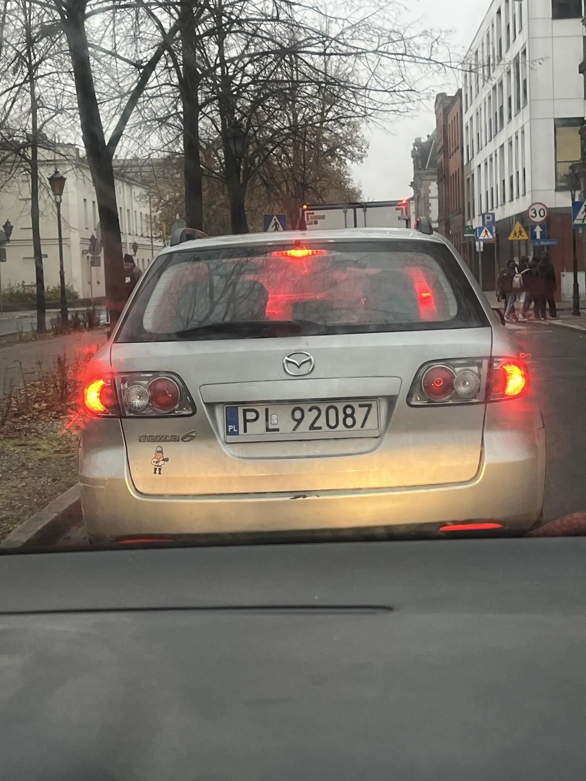 Kierowca wpierdala sie na ulicy chyba naćpany jezdzi