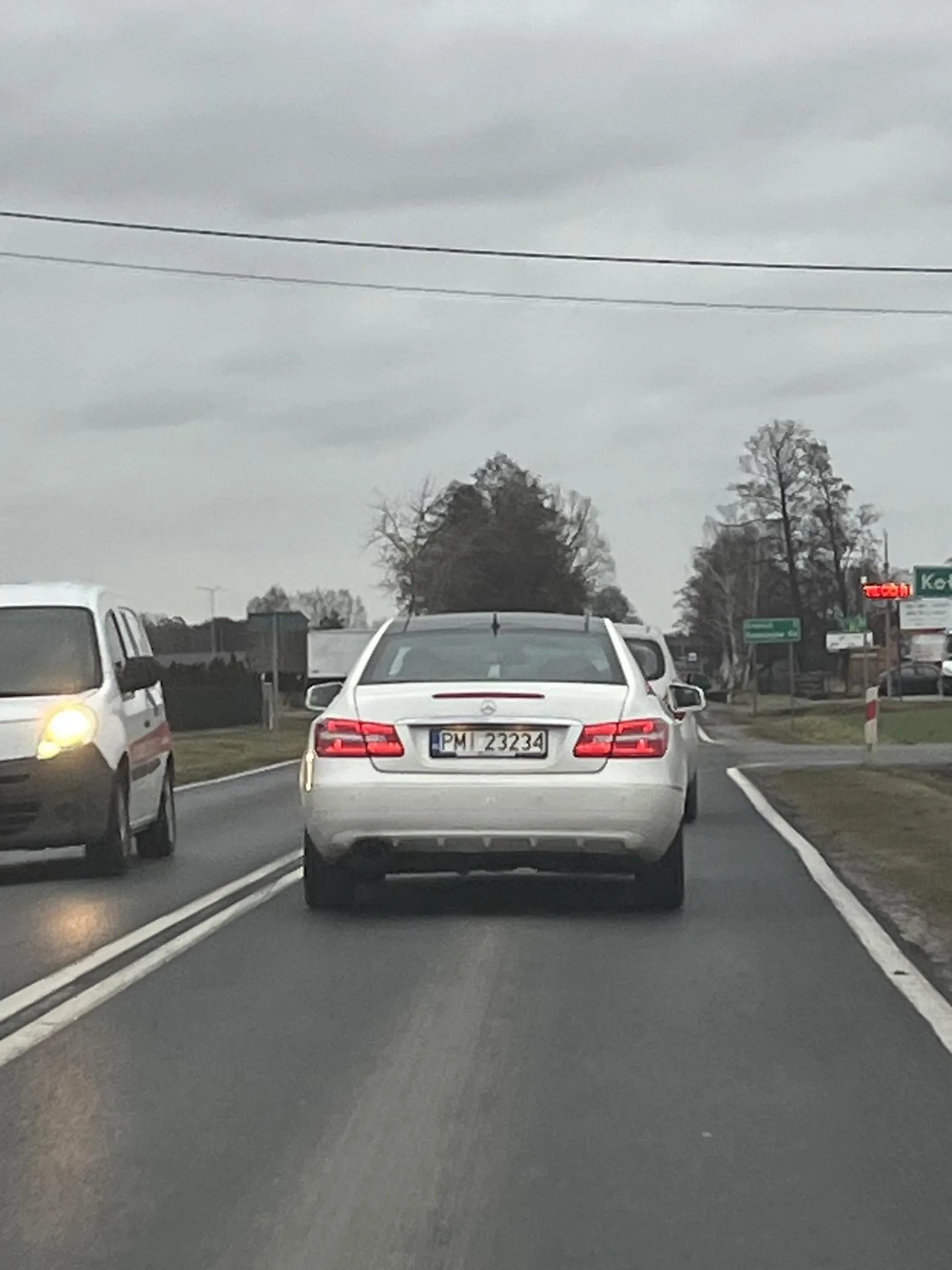 Kolegę poniosła fantazja od kiedy się wyprzeda na pasie zjazdowym przeciwnego pasu ogólnie furiat P.S Następnym razem nie siedź mi tak na dupie