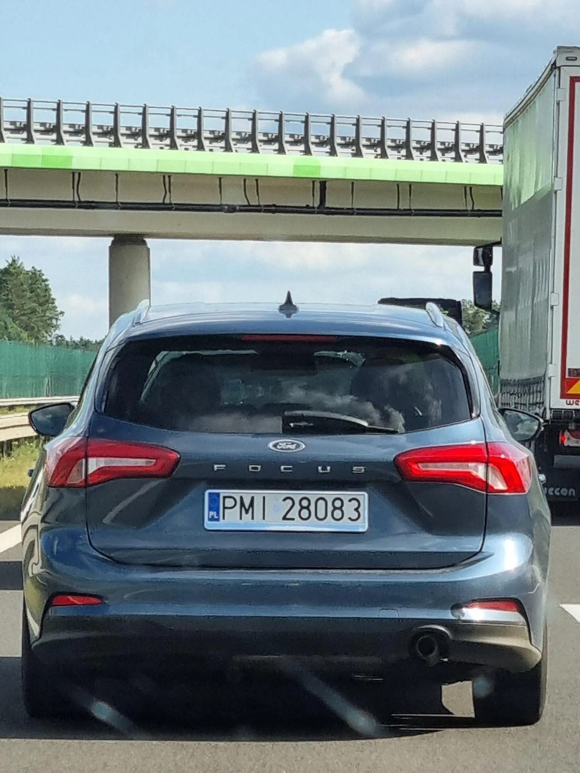 łeb zajeżdża drogę na ekspresówce powodując zagrożenie