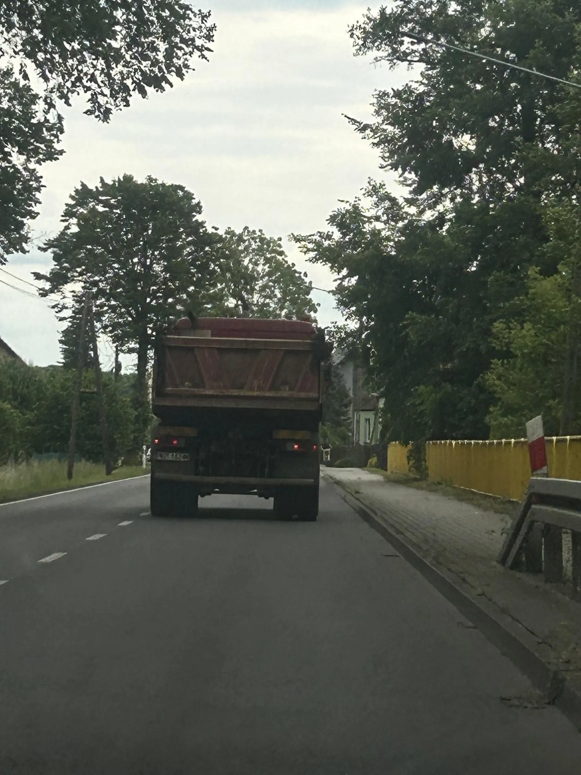 Kierowca jedzie z niezabezpieczonym ładunkiem i sypie za sobą gradem kamieni. 05.06.2024 godz 16.15 trasa Krosno Odrzańskie - Świebodzin