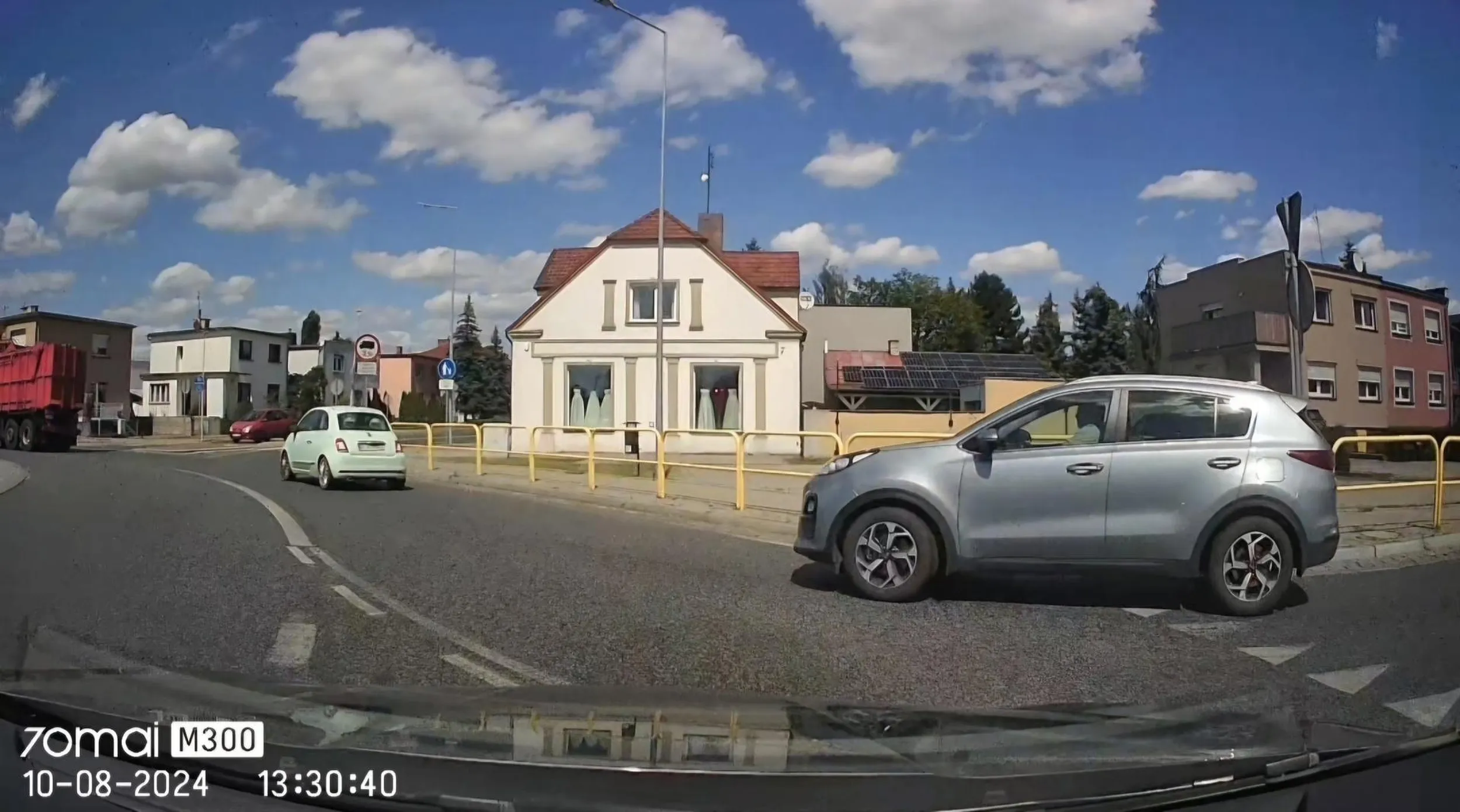 Kierowca wjechał na rondo (znak "ustąp pierwszeństwa" przed wjazdem), nie upewniając się czy jest ono "czyste".