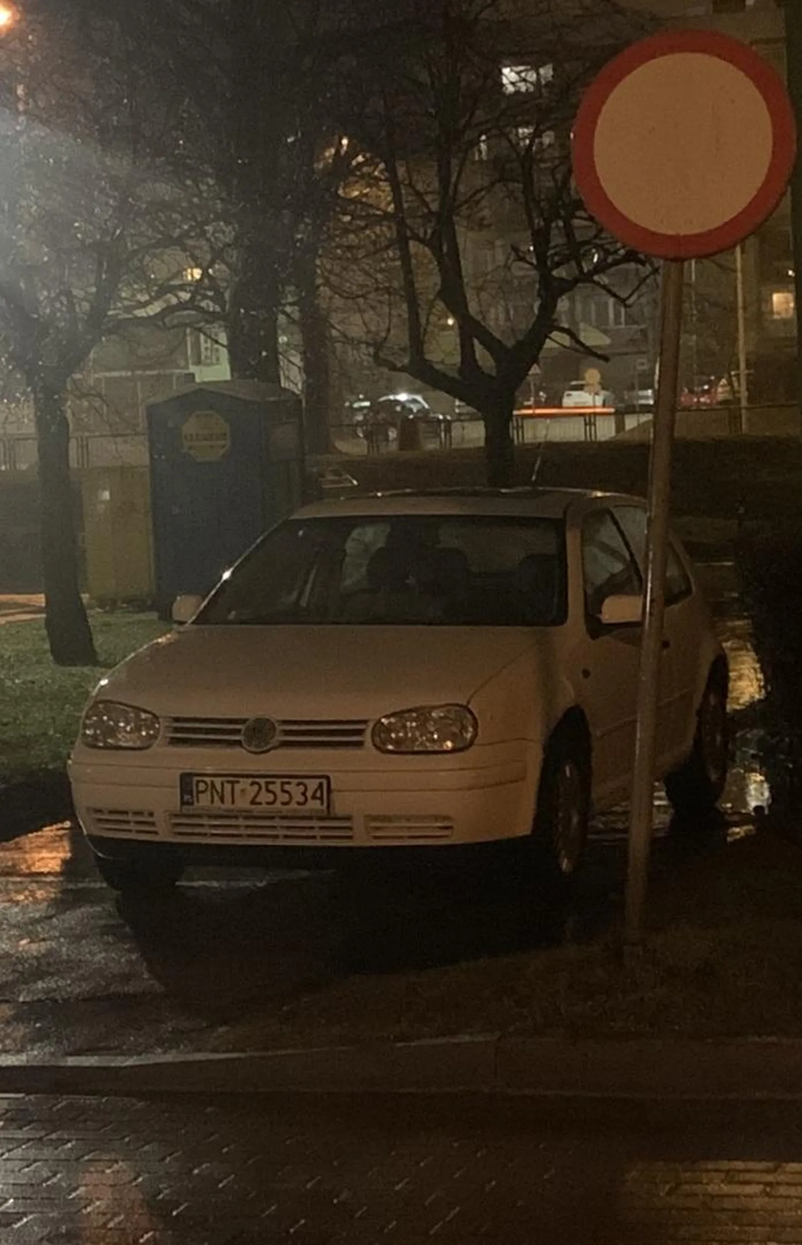 gwiazda notorycznie parkuje za B1 ul Szara Gdańsk
