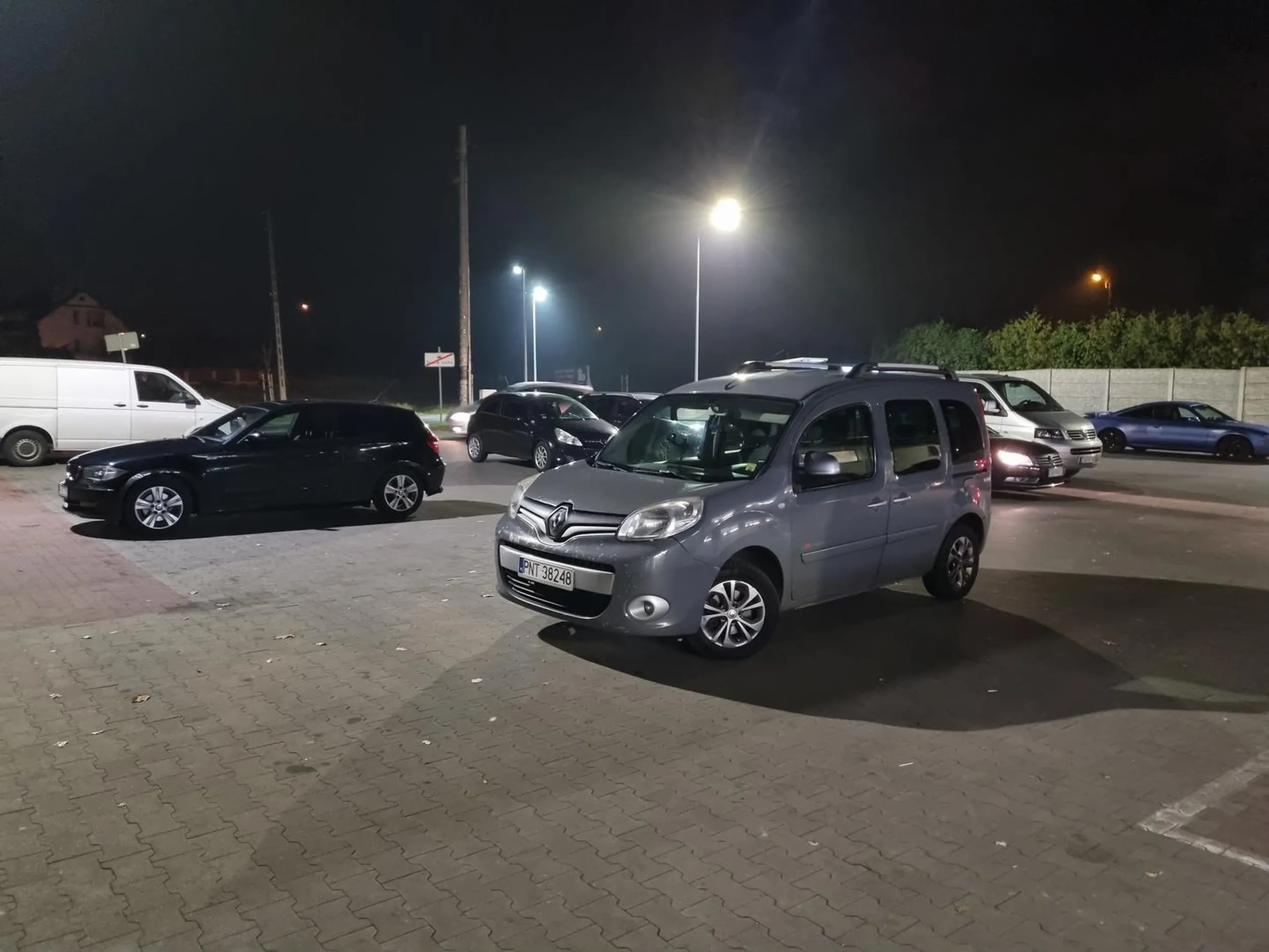 Trzeba było bardziej na środku stanąć, bo nasrać i powtykać zapałki by zrobić jeża to za mało.