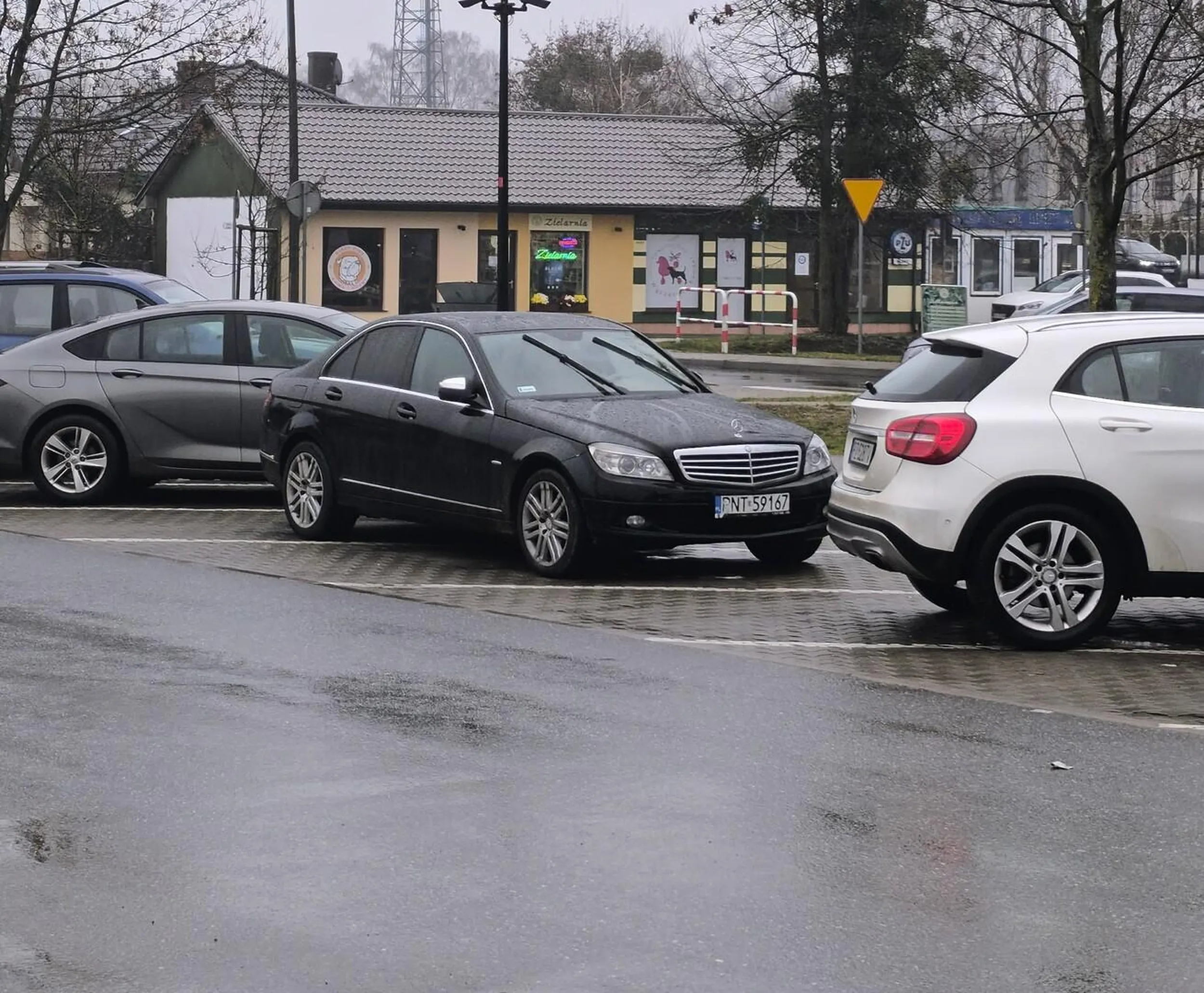 Naucz się parkować bo nawet dla idioty dwa miejsca to za mało.