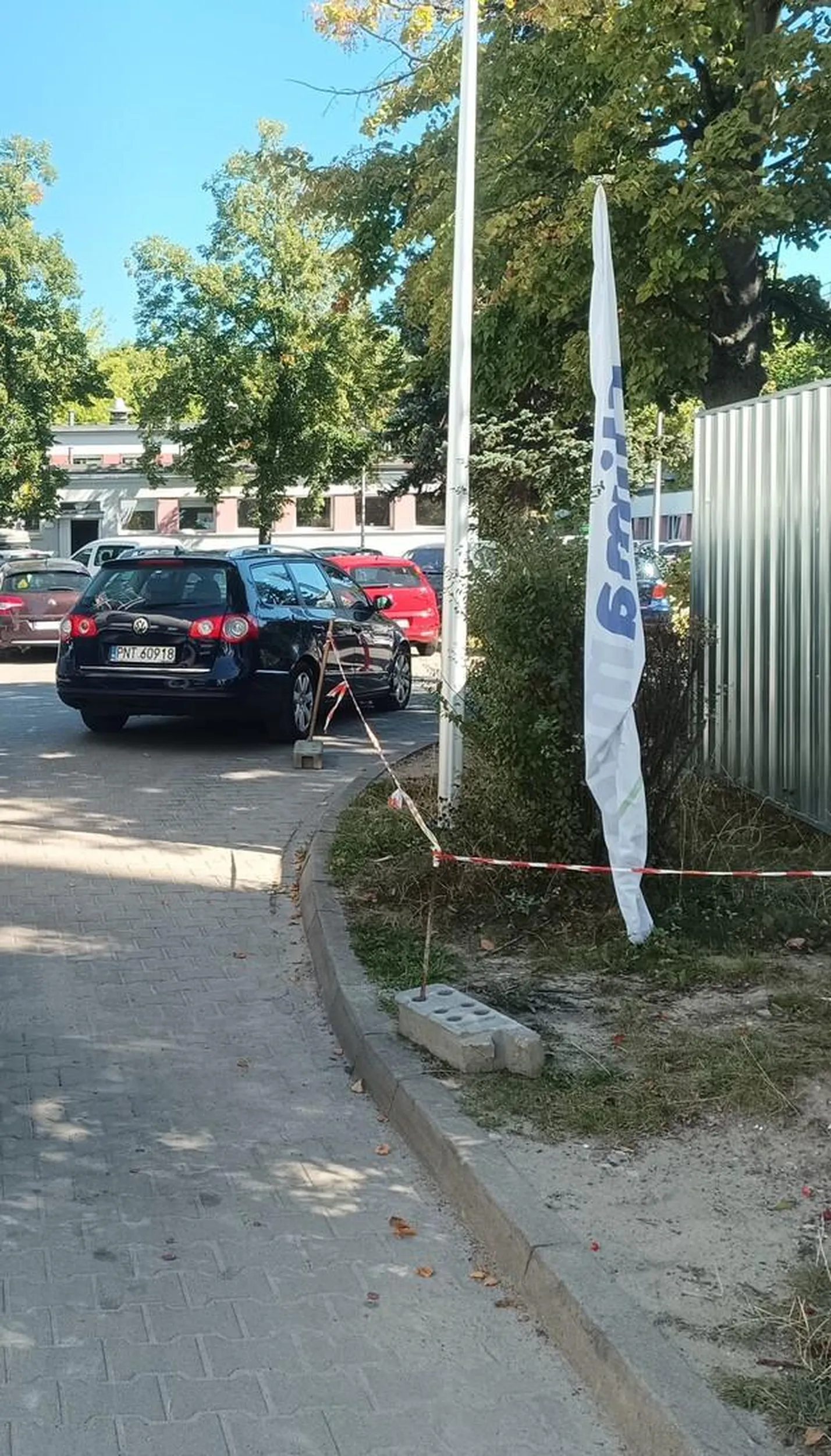 Parkowanie na skrzyżowaniu i jedynym dojeździe na budowę.