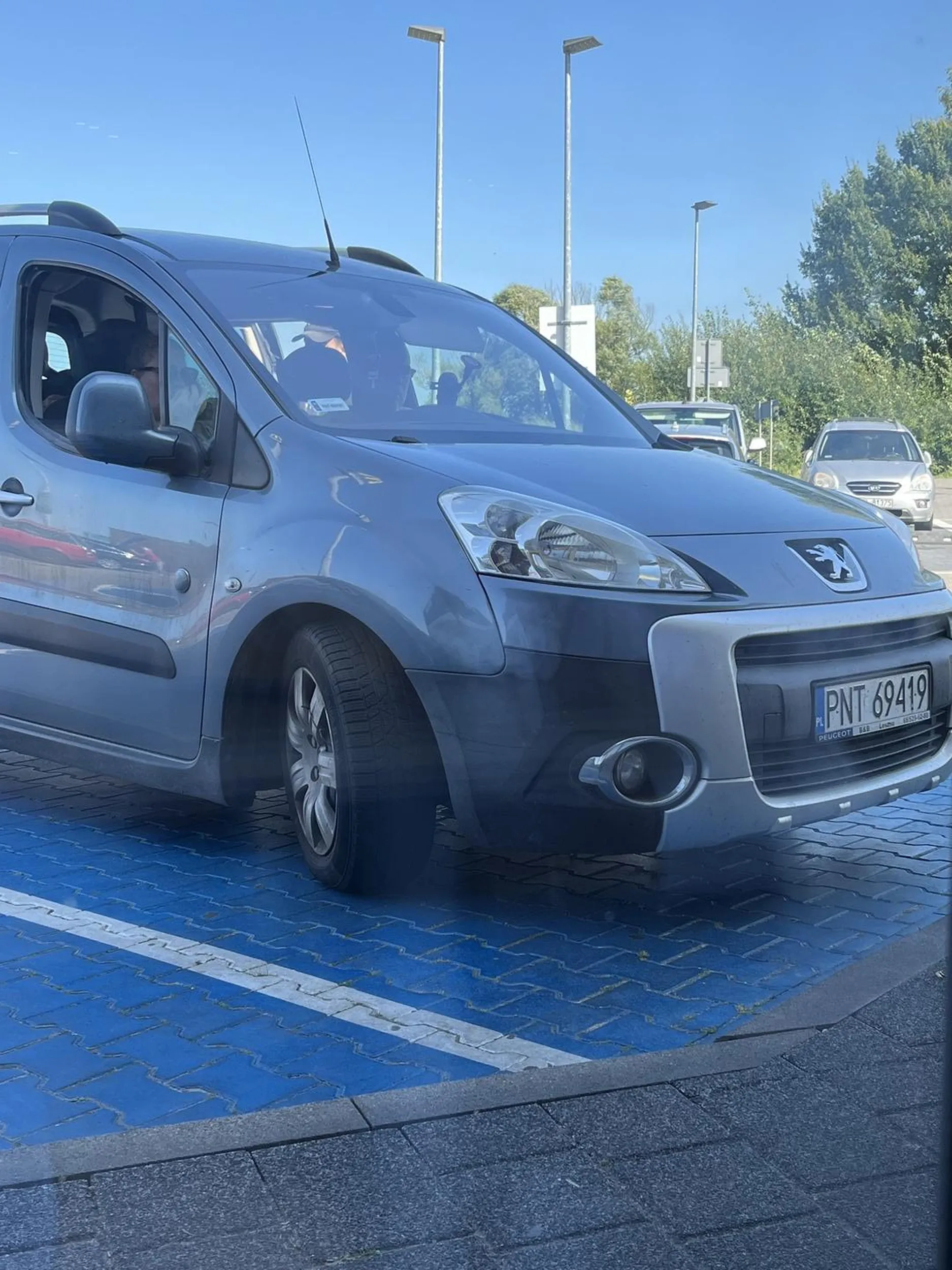 Jedyna niepełnosprawność w calym pojezdzie to chyba nadwaga pasażerki.