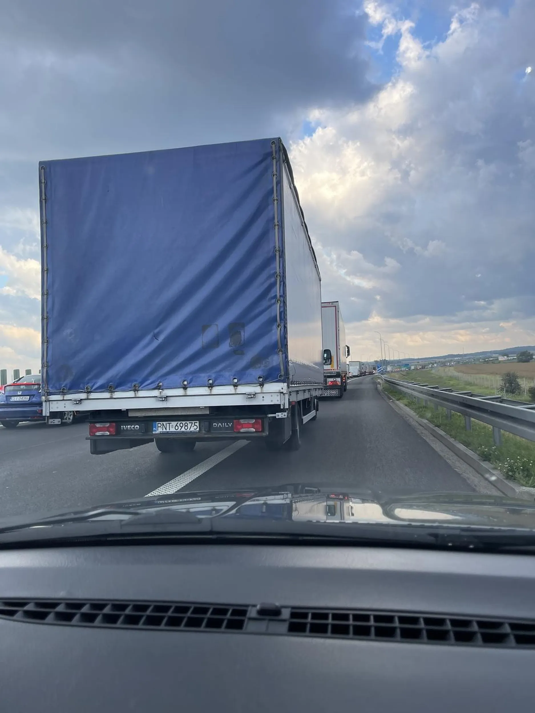 Stoi w korku i blokuje pas do zjazdu wyzywa od pajaców i tłumaczy się tym że robi korytarz życia pomimo że żadne służby nie jechały. Ludzie próbują rozładować korki ale znajdzie się taki zjeb jeden z drugim i blokuje bardziej pas awaryjny gdzie za 300 metrów był zjazd.