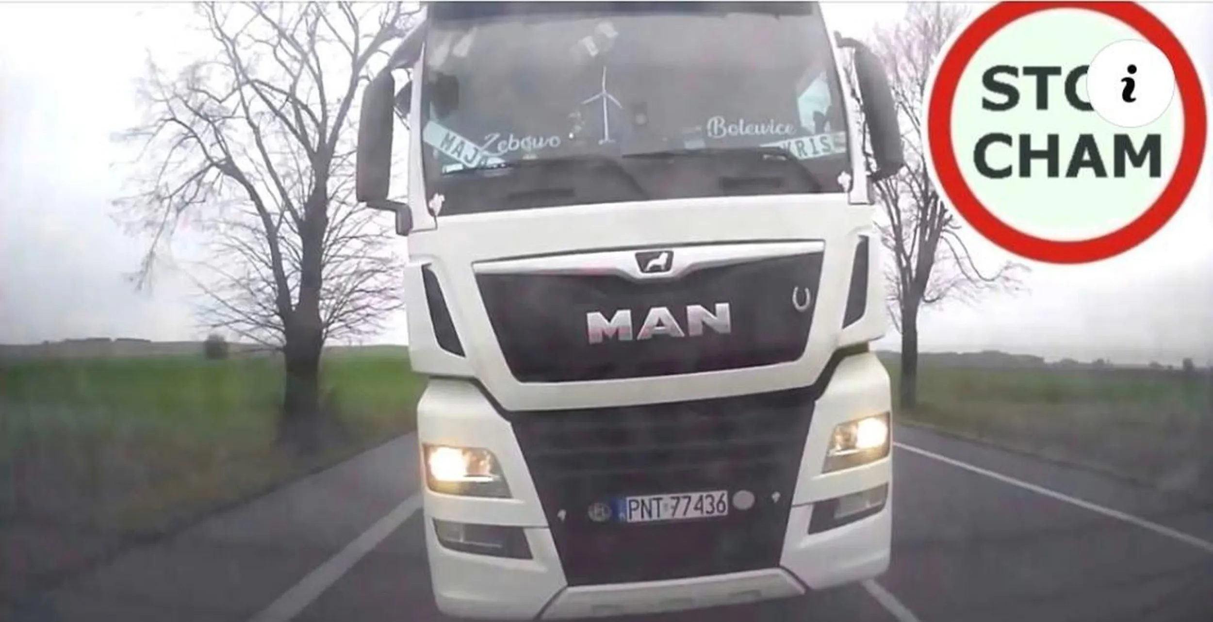 Kłak w ciężarówce MAN ze sraczka. Po wyprzedzaniu zjeżdża agresywnie na prawy pas w taki sposób aby naczepą zmusić pojazd wyprzedzany do zwolnienia celem uniknięcia zderzenia. Tacy powinni mieć cofane uprawnienia na wszystko, zostawić tylko sandały aby na PKS mógł dojść.