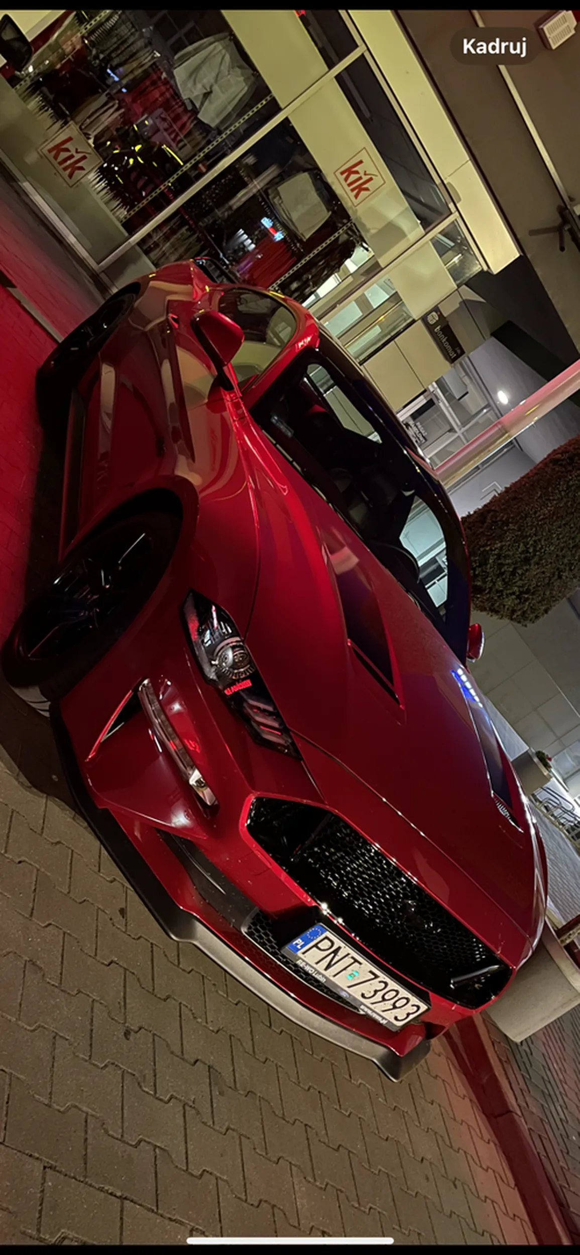 Chłop  stał pod monopolowym i chciał pożyczyć 3,50 Powiedział ze jak dam to da mi się karnac Powiedziałem że nie mam Wsiadł do auta spalił laczka na pół ze sprzęgłem i odcjehal