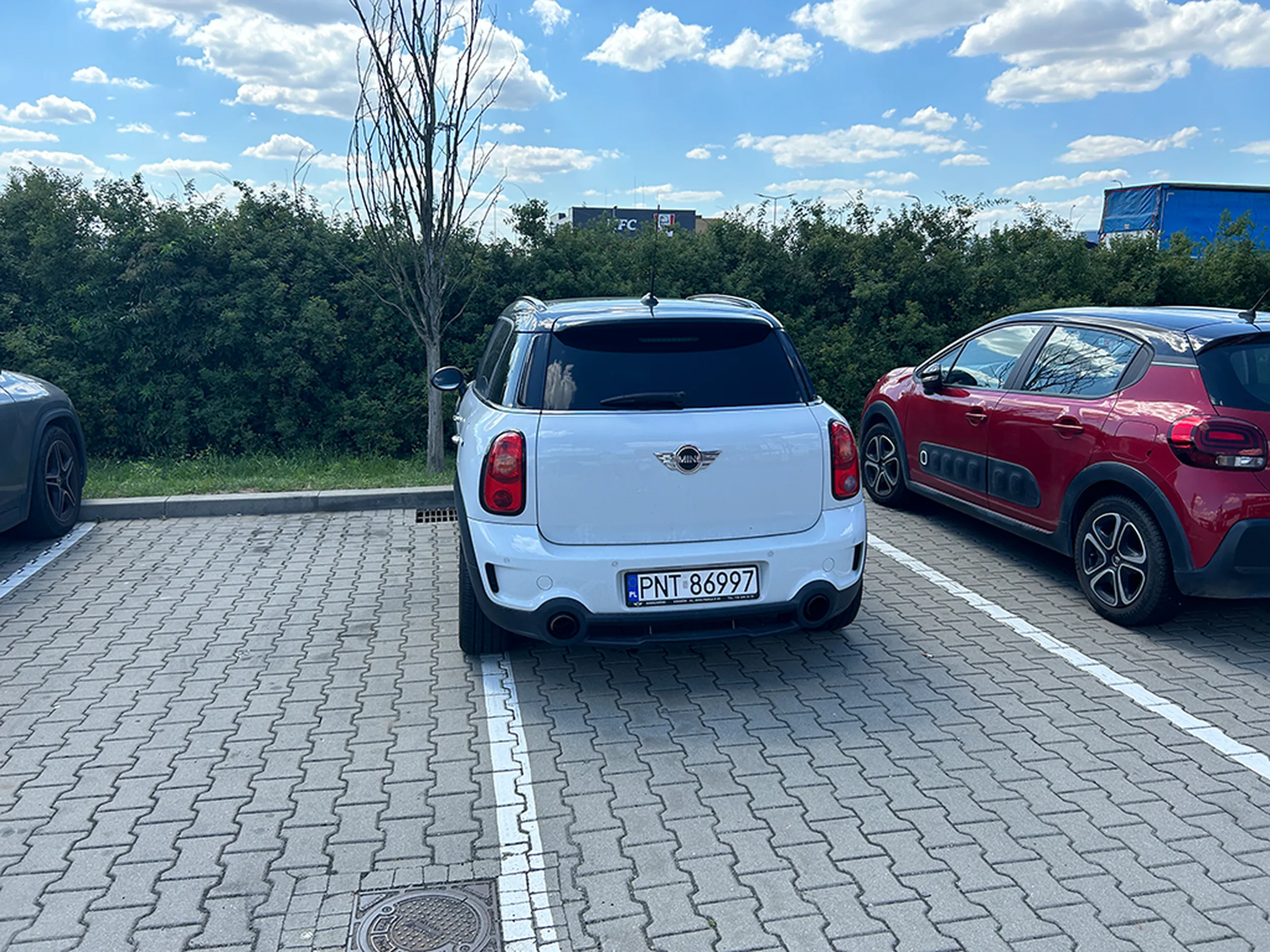 Parkujący dupek znaleziony w KFC koło stacji Gmina Dopiewo S11