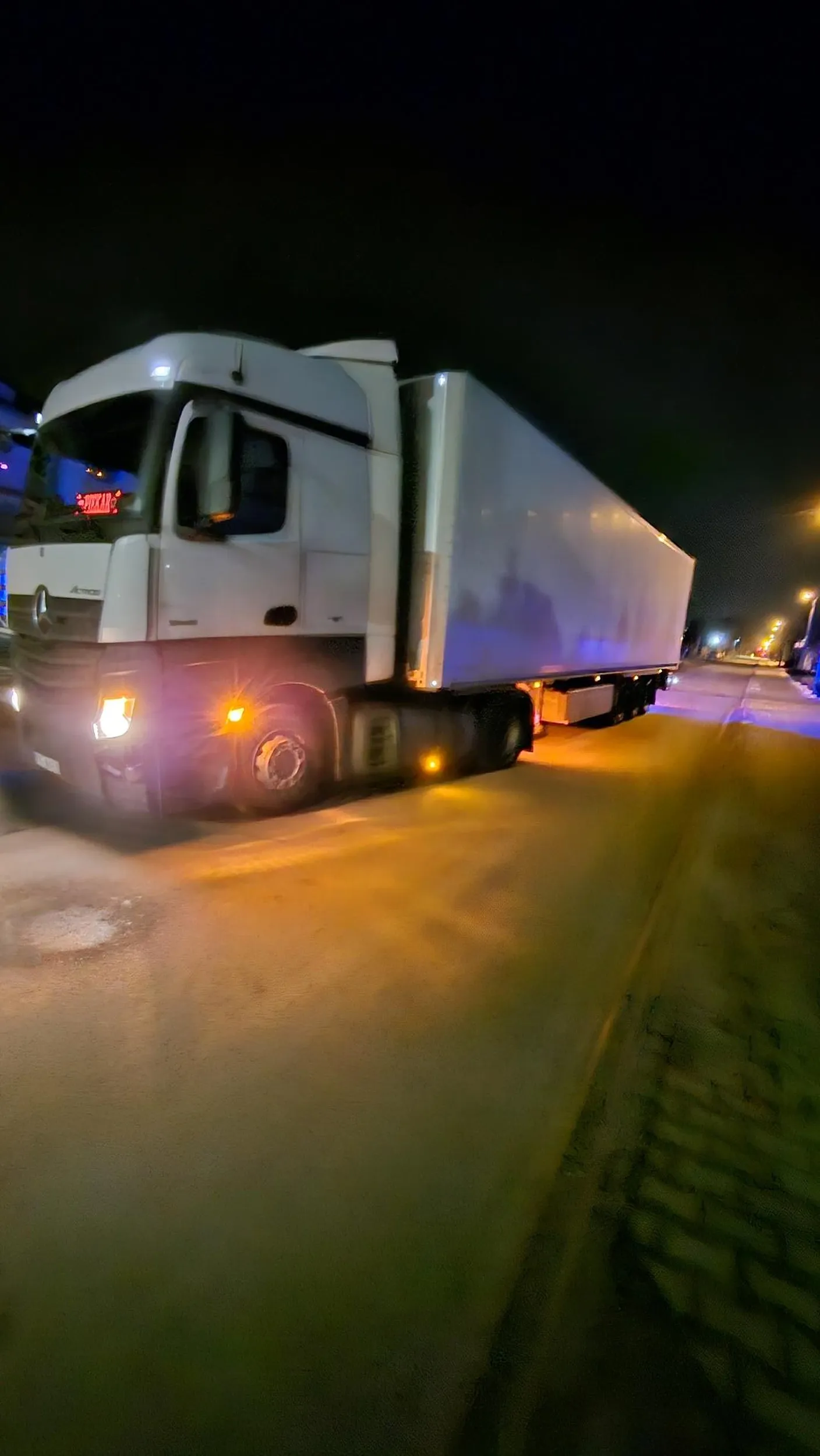 Jezdzi nieprzepisowo, wjeżdża w zakazy, buc, cham i prostak. Mały, gruby pizdek, który nie wie jak jeździć tym gownem i rozpierdala lokalne drogi