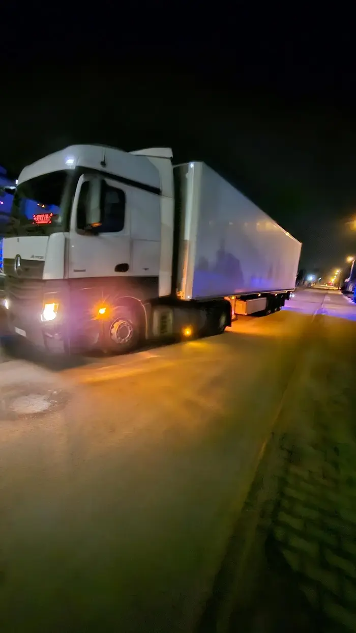 Jezdzi nieprzepisowo, wjeżdża w zakazy, buc, cham i prostak. Mały, gruby pizdek, który nie wie jak jeździć tym gownem i rozpierdala lokalne drogi