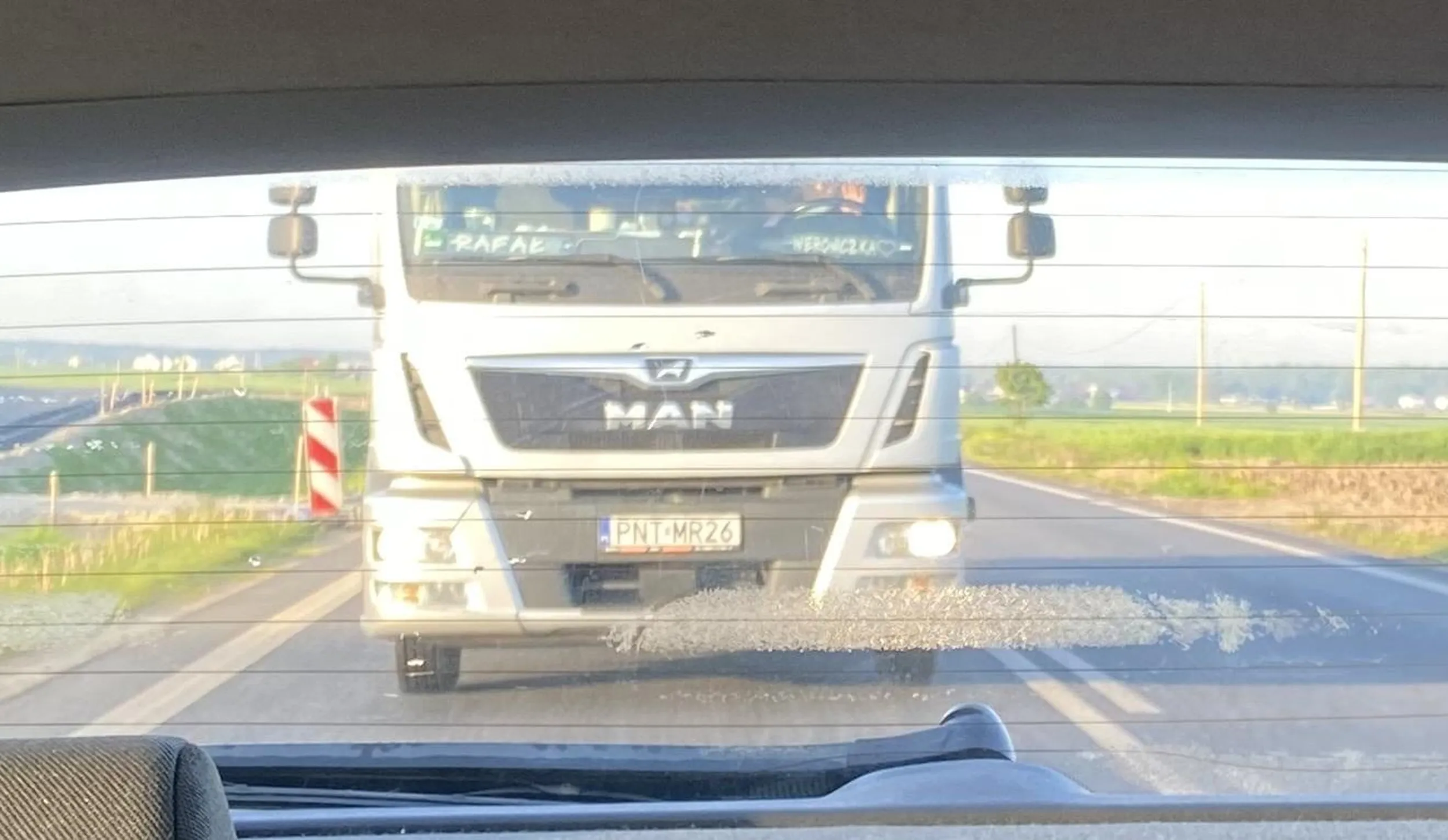 Pani Weronika - kierowca, podczas wyprzedzania jej zepchnęła by moje auto do rowu bo również zaczęła wyprzedzać. Po czym najbliższej krzyżówce pasażer - Rafał podszedł do mojego auta i podniosłym głosem zaczął się wykłócać.