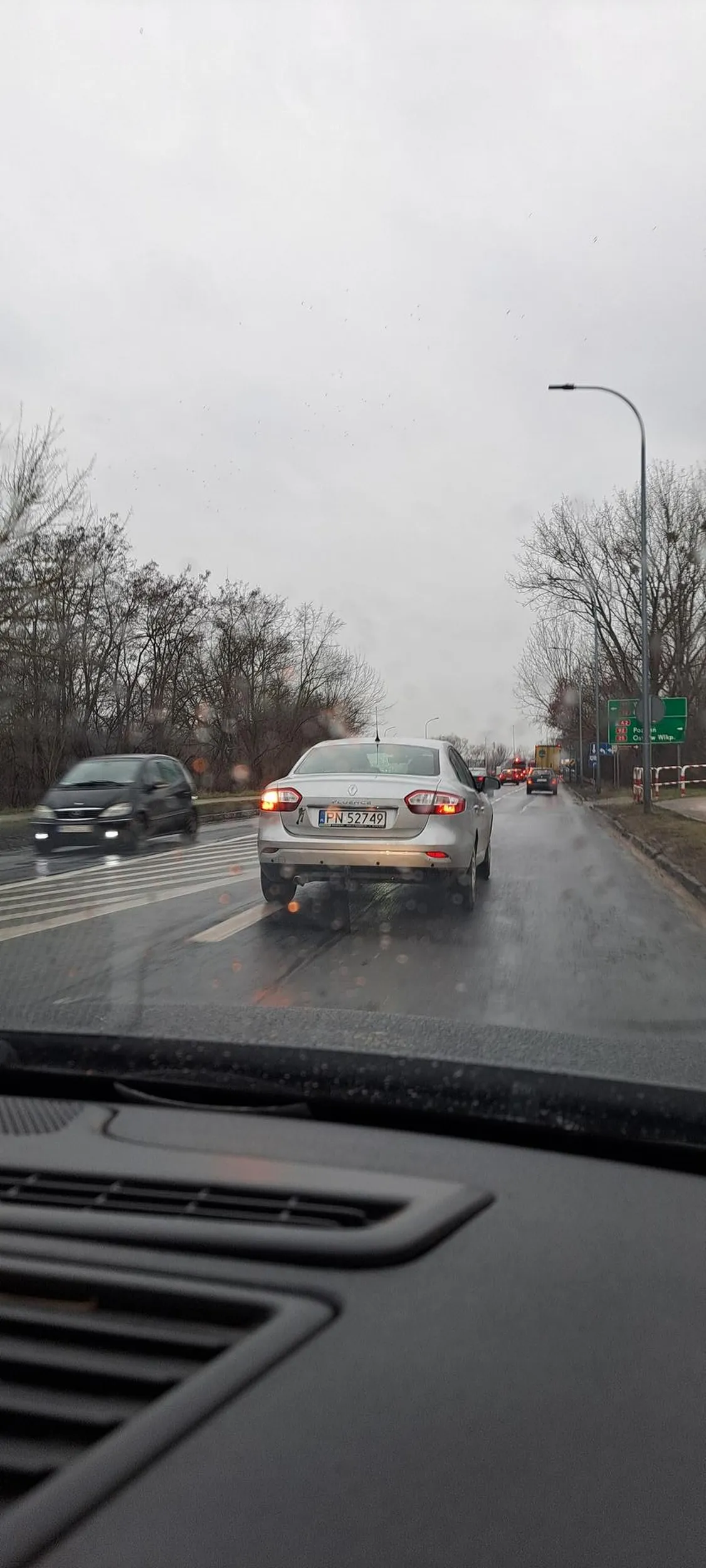 Jeździ jak nawalony, na czerwonym świetle,i krzyżówce w terenie zabudowanym jedzie 20km/h i jednym kołem za linia