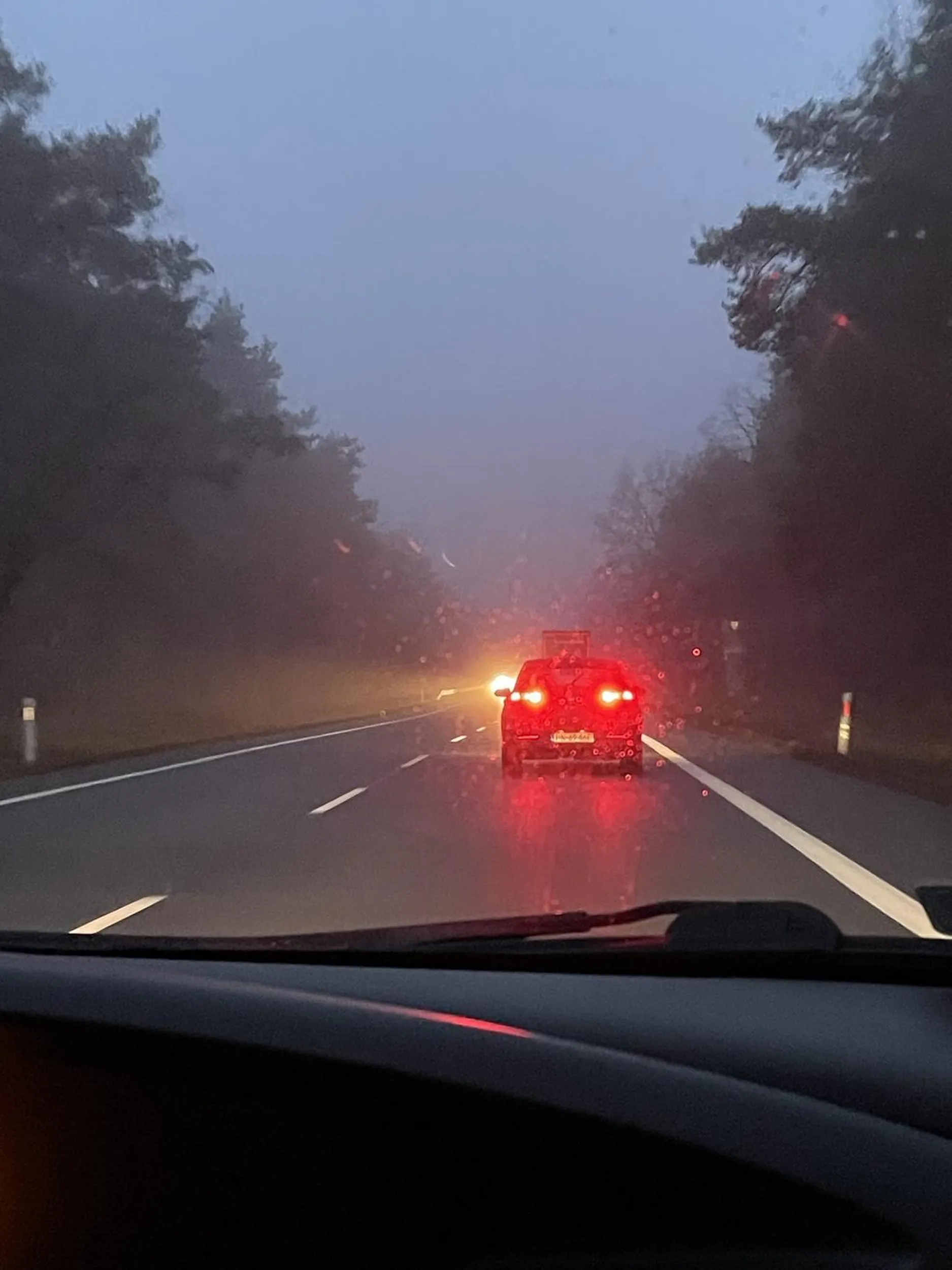 Kierowco, dajesz po oczach, a widać Cię bardzo dobrze w takich warunkach. Następnym razem pomyśl o innych.