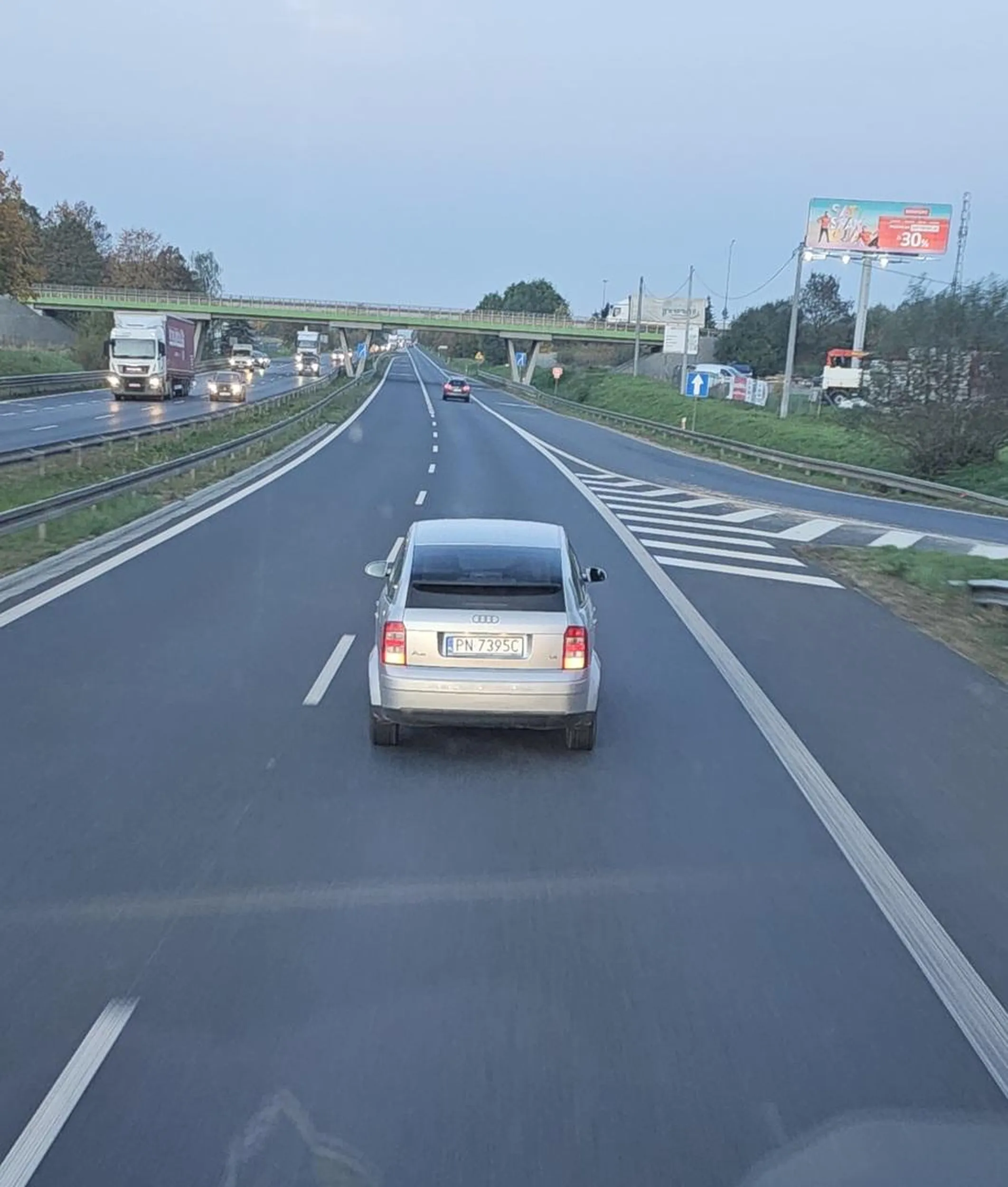 Naucz się jeździć fiucie, bo hamować przed ciężarówka na wymuszenie już umiesz, i z umiejętności to by było na tyle