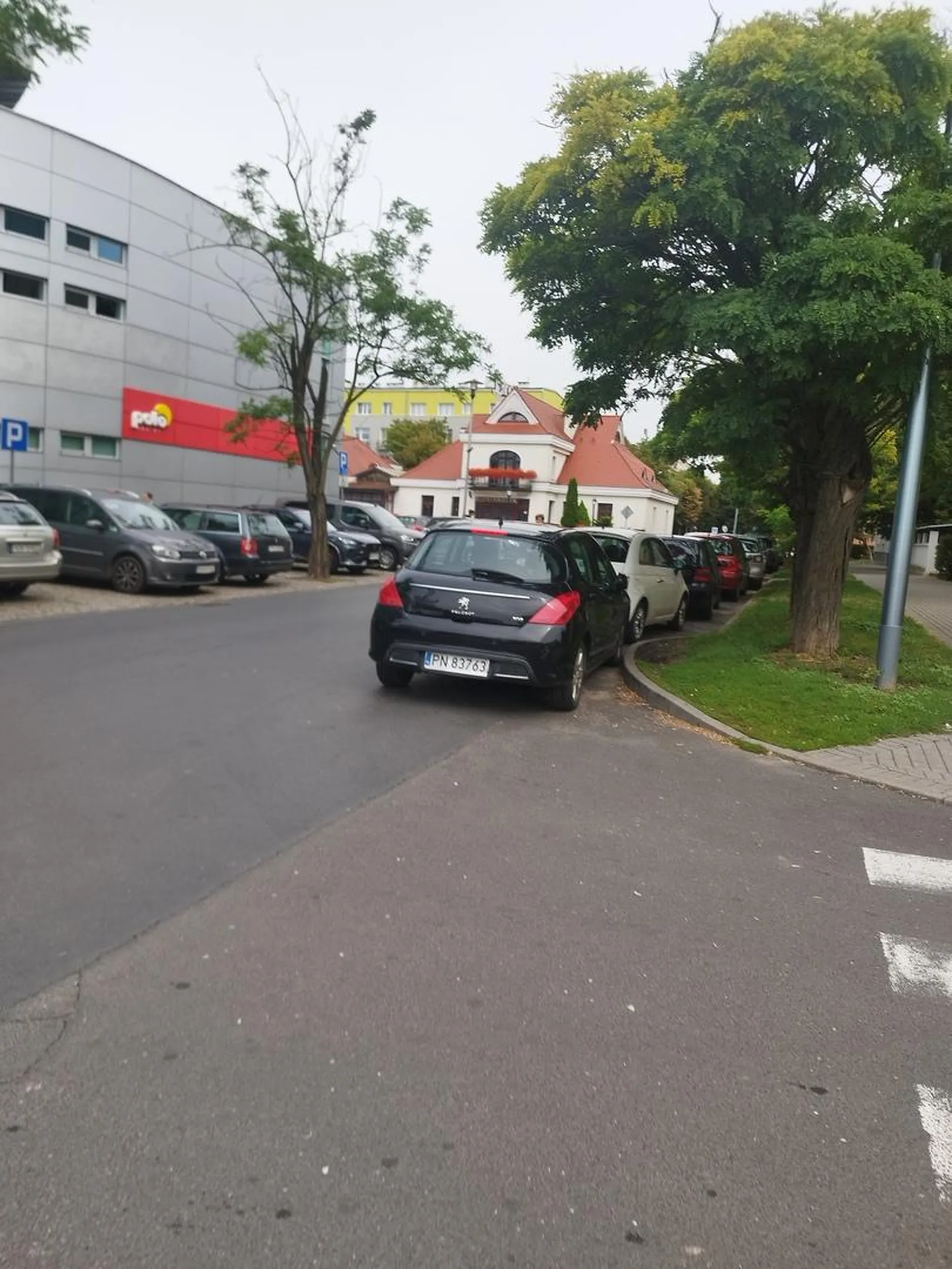 Kobieta kierująca tym samochodem, zauważając że miejsce, które już minęła, zaczyna się zwalniać, postanowiła się zatrzymać i wycofać. Niestety za ową kobietą było kilka aut i przejście dla pieszych. Kobieta wysiadła z auta i w bardzo niecenzuralnych słowach (k.. p.. j..) zapytała czy nie widzę że chce wycofać. Na moje stwierdzenie, że niestety nie mogę wycofać kiedy po pasach idą piesi, w równie niecenzuralnych słowach powiedziała "taaa, k... piesi, ślepa jesteś k...". Następnie zaparkowała na samym zakresie przy skrzyżowaniu, ograniczając jego widoczność. Nie pozdrawiam