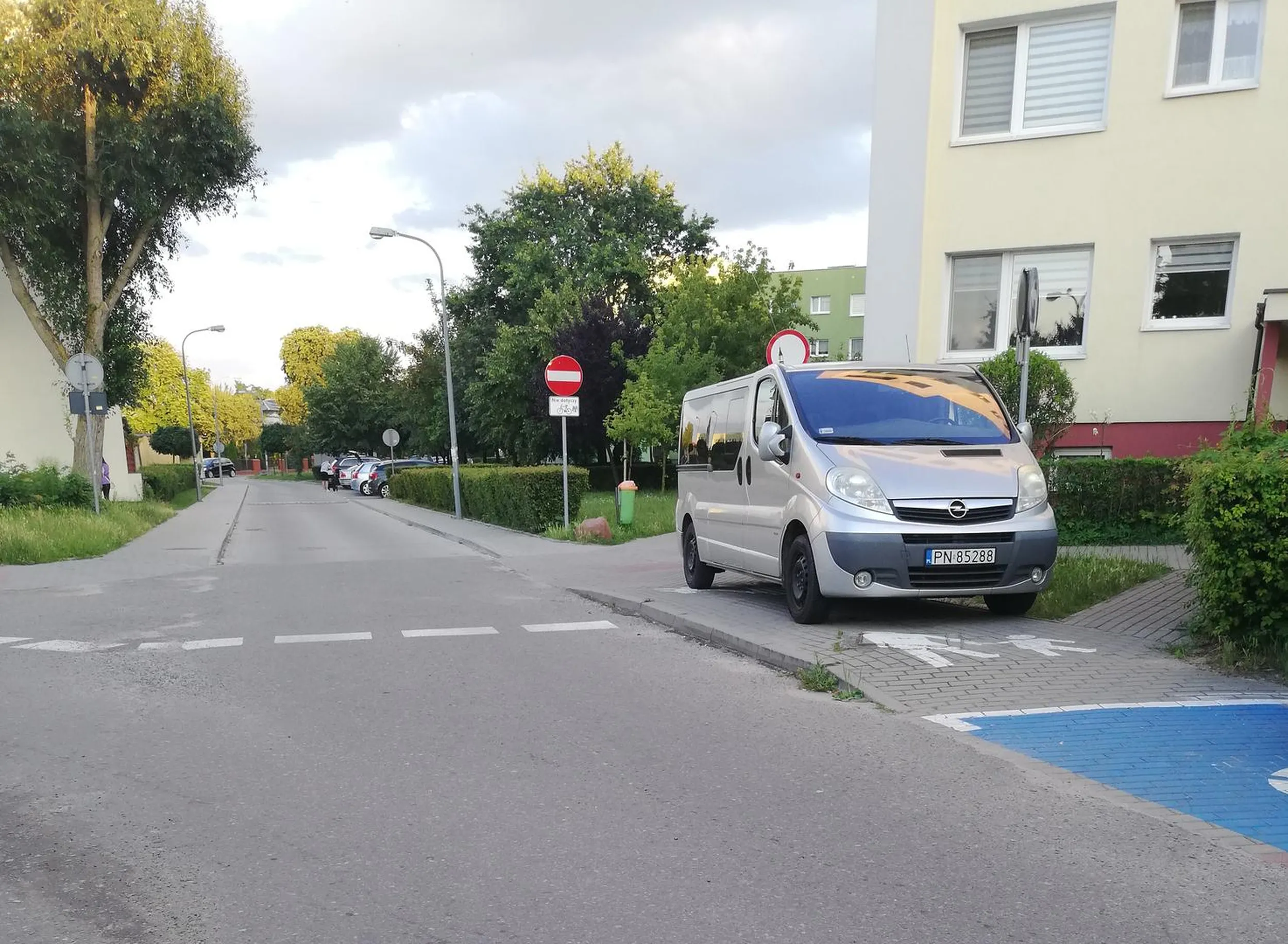 być może ten kierowca zrozumie swój błąd gdy on sam będzie musiał przeciskać się z wózkiem na pozostawionych 35cm chodnika.