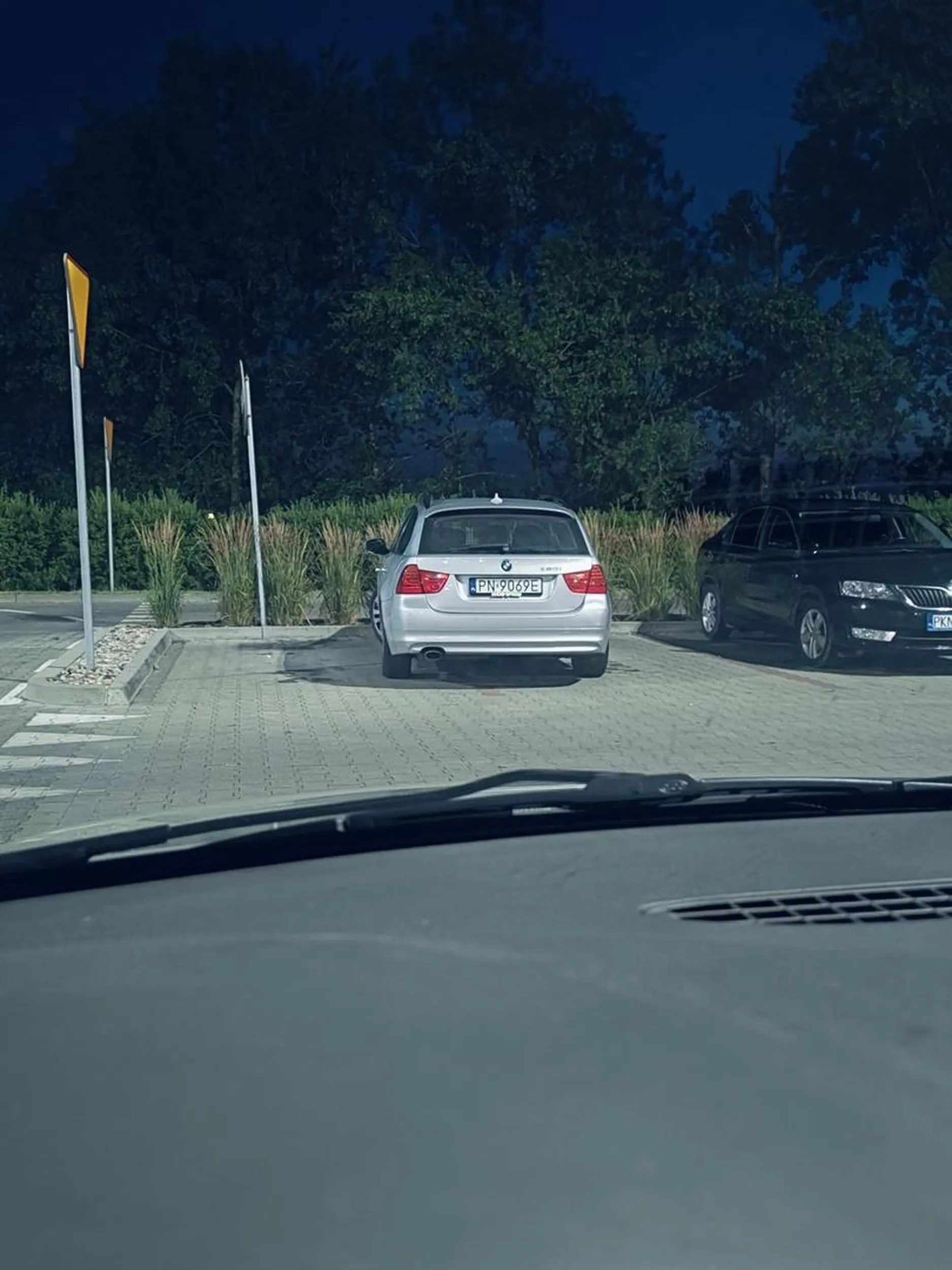 Wieśniaczka z otwartymi szybami szpanuje jakimś żenującym rapem. Prawie potrącając ludzi na parkingu z impetem parkuje idealnie na dwóch miejsach