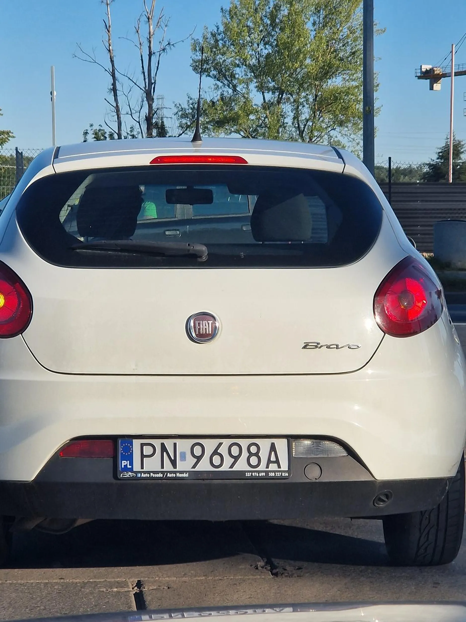 Glupia baba blokuje inne samochody,  wszystkich wpuszcza, nie ogarnia znaków.