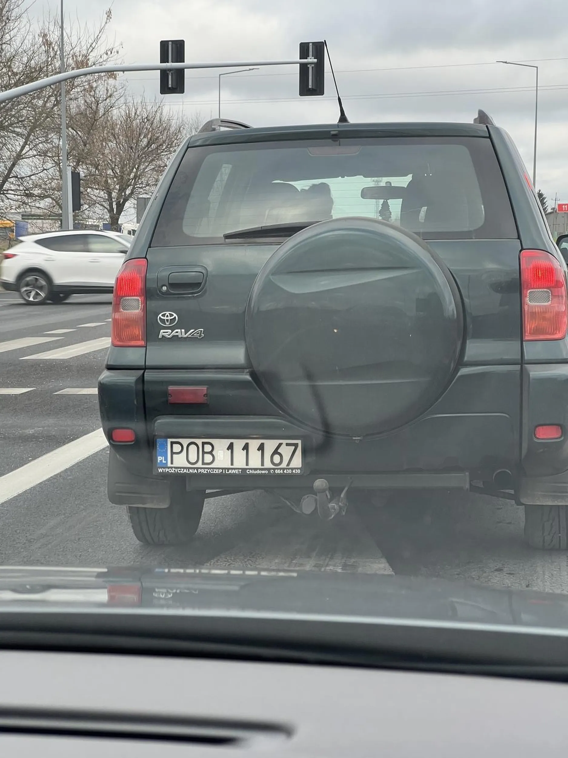 Kobieta niespełna rozumu, wyprzedzanie na podwójnej ciągłej. Przyspieszanie i hamowanie.