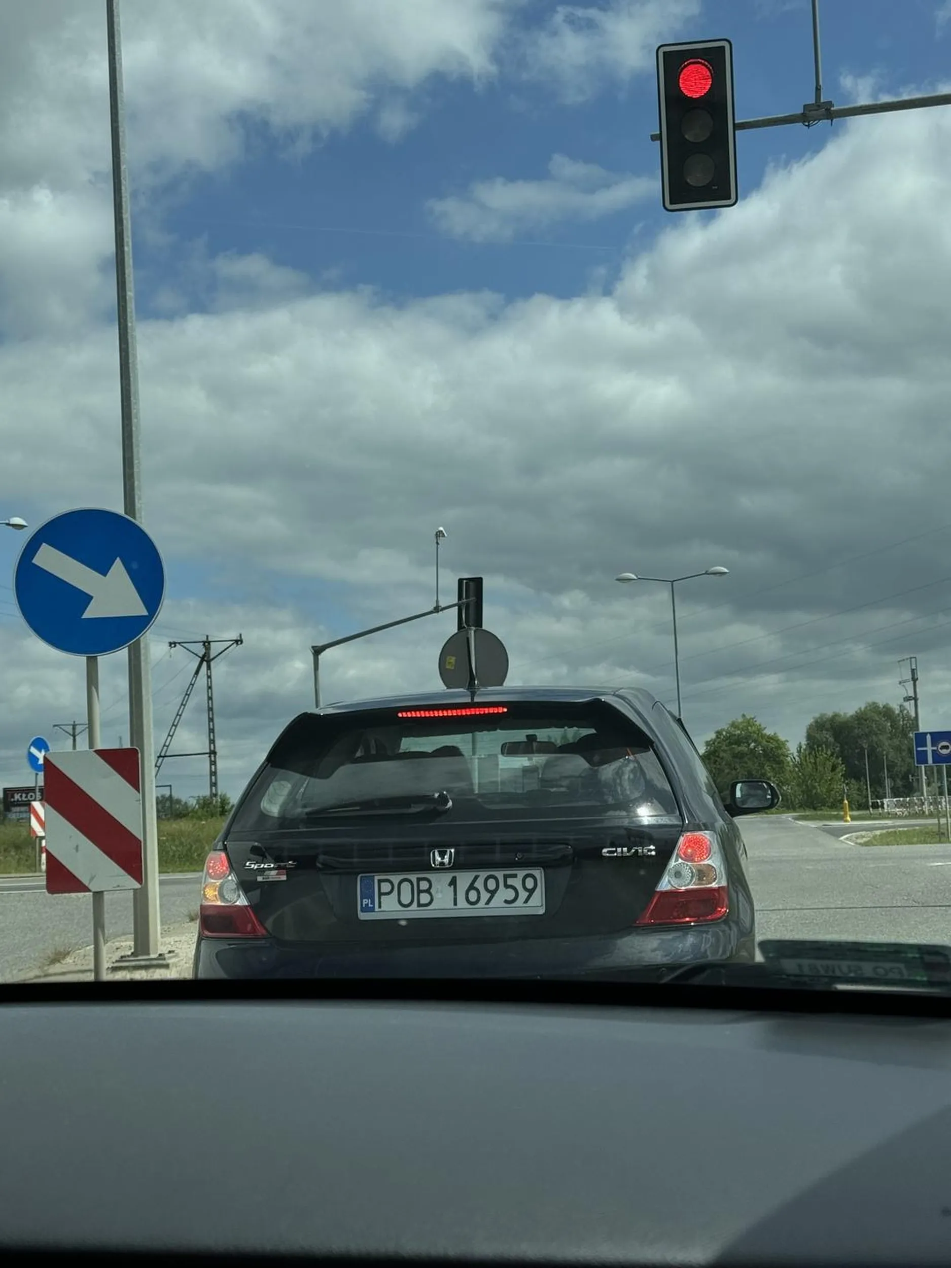 Typowy pryszczaty kierowca civica. Wyprzedzanie nauki jazdy na podwójnej ciągłej przed przejściem dla pieszych podczas gdy z przeciwka jadą samochody ciężarowe. Od tragedii uratowało tylko awaryjne hamowanie. Życzę szybkiego spotkania spotkania się z barierkami albo innym drzewem Nie pozdrawiam