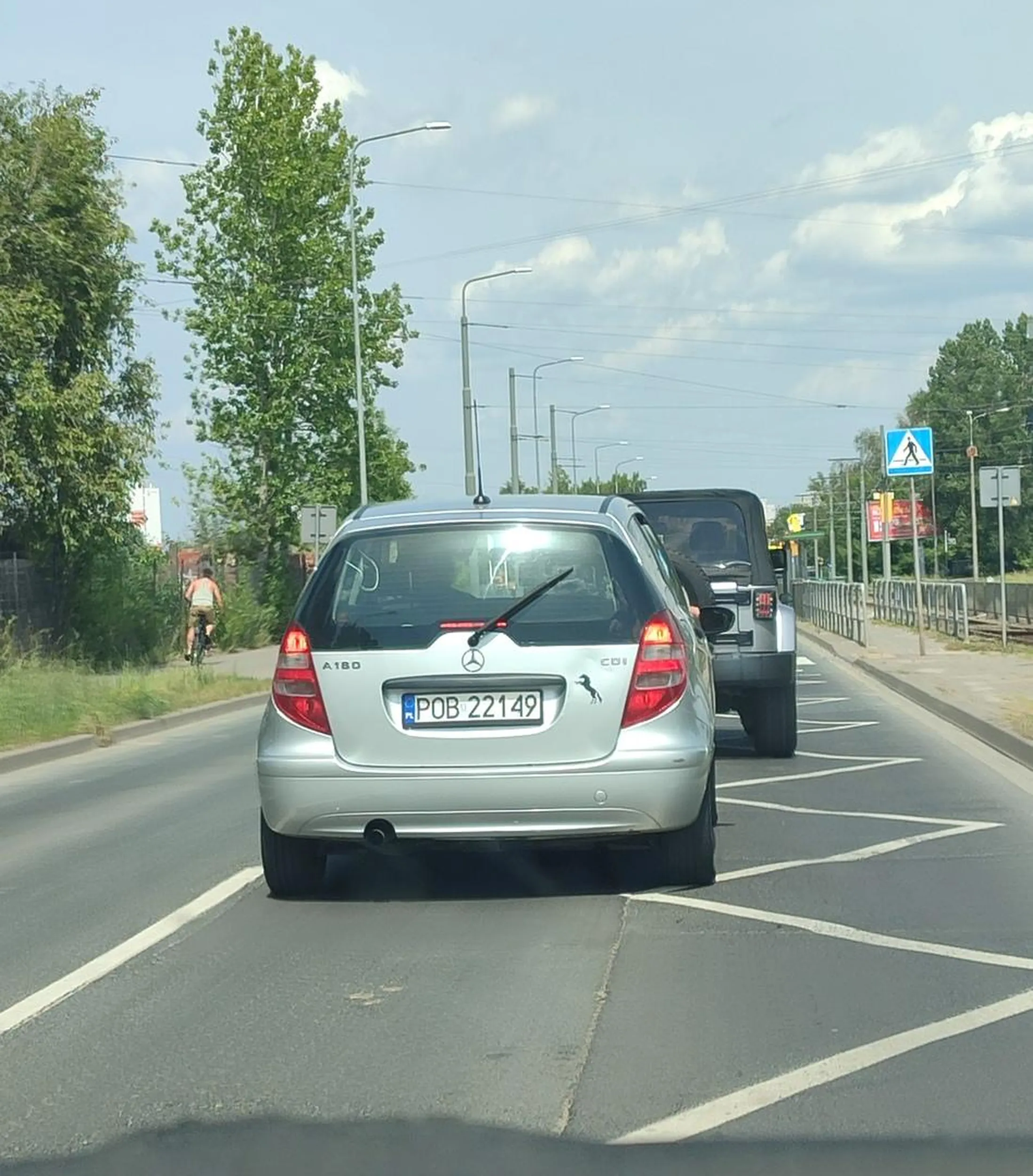 Jeździ jak kretyn, wyprzedza na czołówkę, zmuszając auto z naprzeciwka do przyhamowania i zjazdu w stronę chodnika.