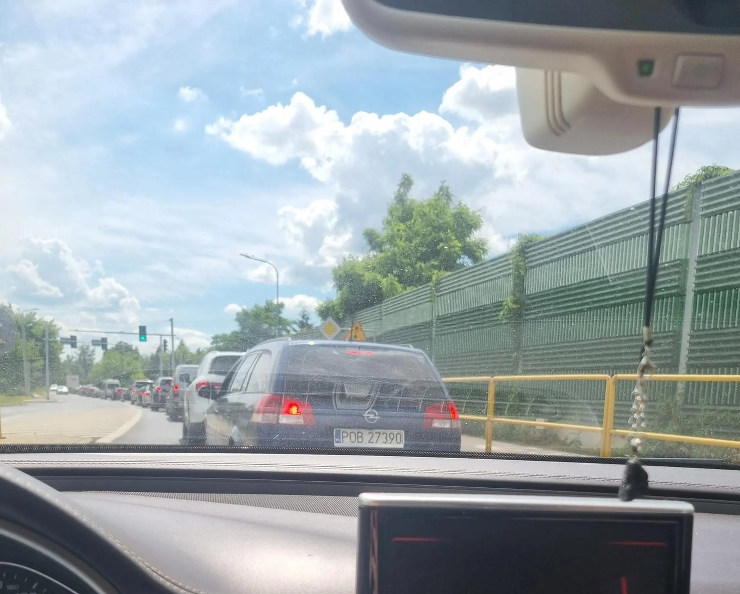 Dzien dobry, nie pozdrawiam Pana z tego auta, który nie potrafi zachować się w ruchu ulicznym i zmienia pas bez użycia kierunkowskazu i pcha się na "chama" a po użyciu klaksonu, wychyla sie przez swoje okienko i nazywa ciężarna kobietę jadącą ze swoją córką " SUKĄ" po czym łamie następne przepisy ruchy drogowego i na linii ciągłej oraz czerwonym świetle  skręca w prawo. Dodam, że ja stałam pół godziny w tym korku a " KROLEWICZ" nadjechał i myśli, że może wszystko.