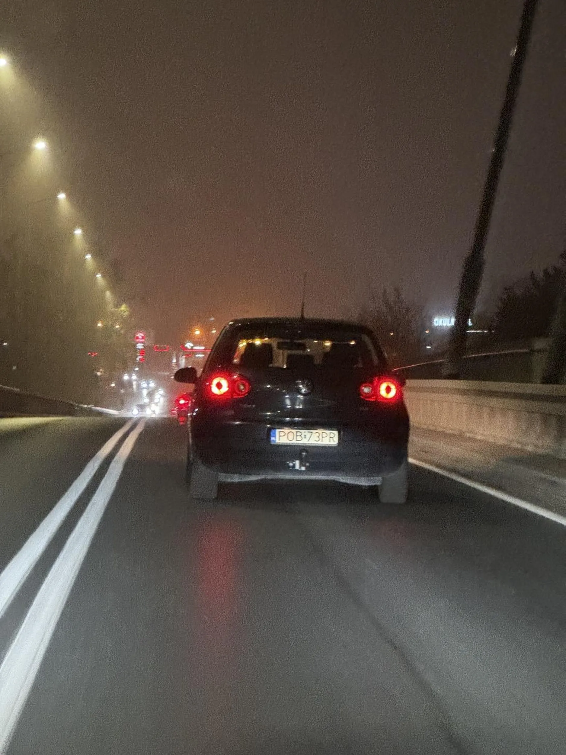 Wielka krowa z Obornik nie rozumie czym jest jazda na suwak na Obornickiej czyli ulicy prowadzącej do jej królestwa. Chamsko nie wpuściła i trąbiła jak głupia zamiast mnie wpuścić na suwak. Później chamsko się toczyła 30-40 km/h.