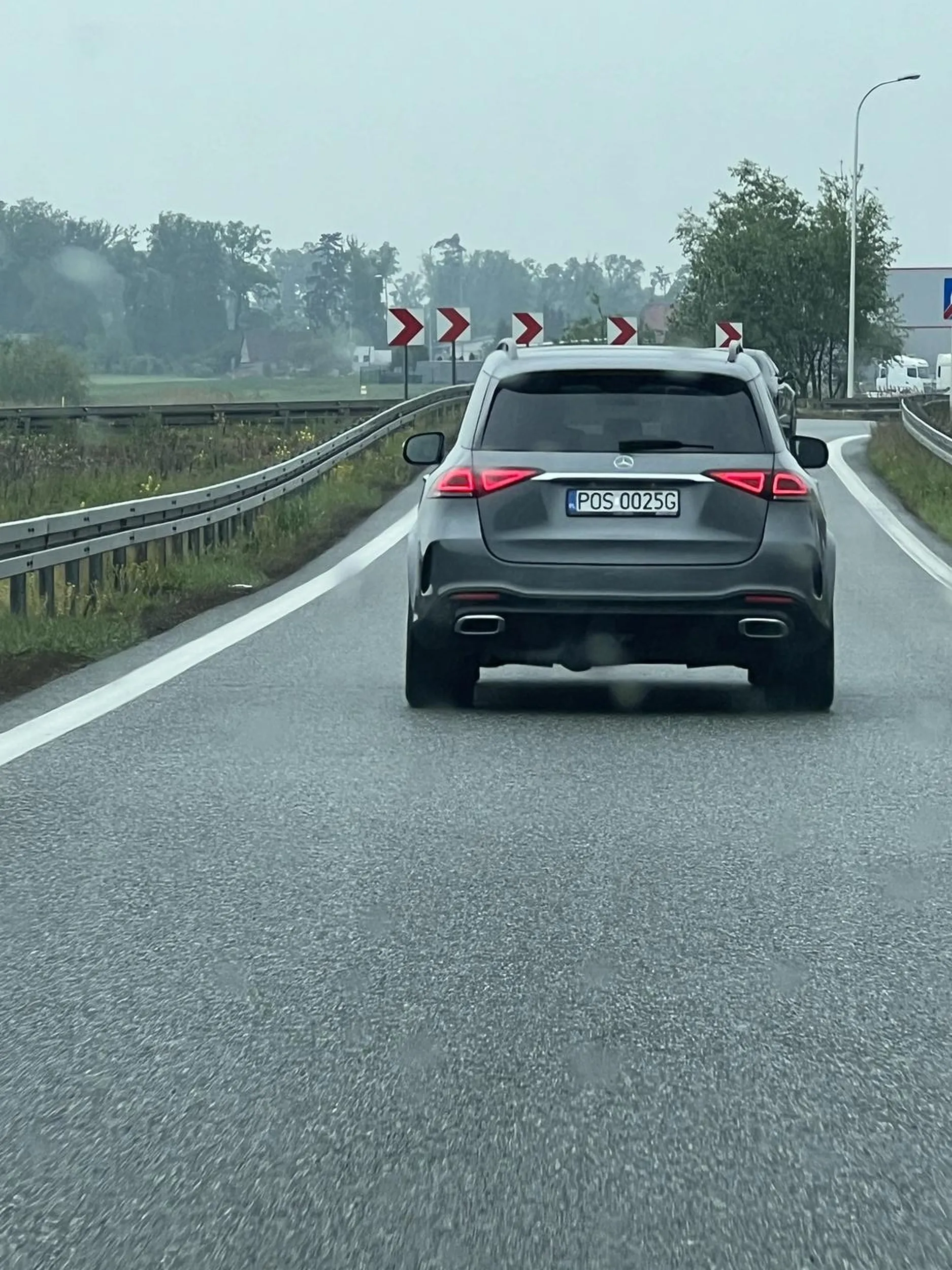 Jedzie jak piz**. Po wyprzedzeniu przez kobietę w samochodzie z silnikiem 1.0, robi wszystko żeby wyprzedzić. Po wszystkim dalej jedzie jak Piz**