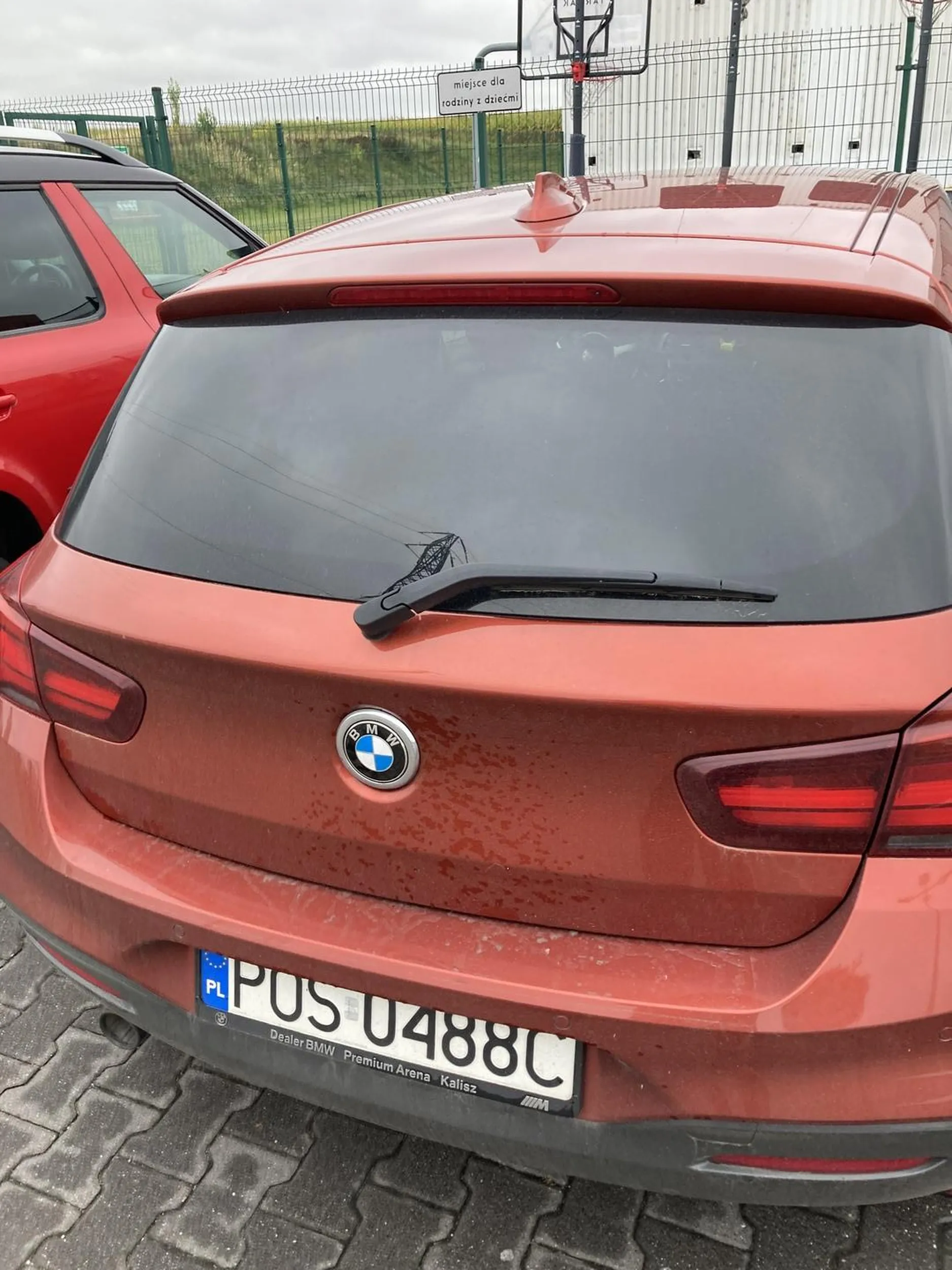 Paniusia władowała się na miejsce dla rodzin z dziećmi bo przecież do wejścia tak daleko ...