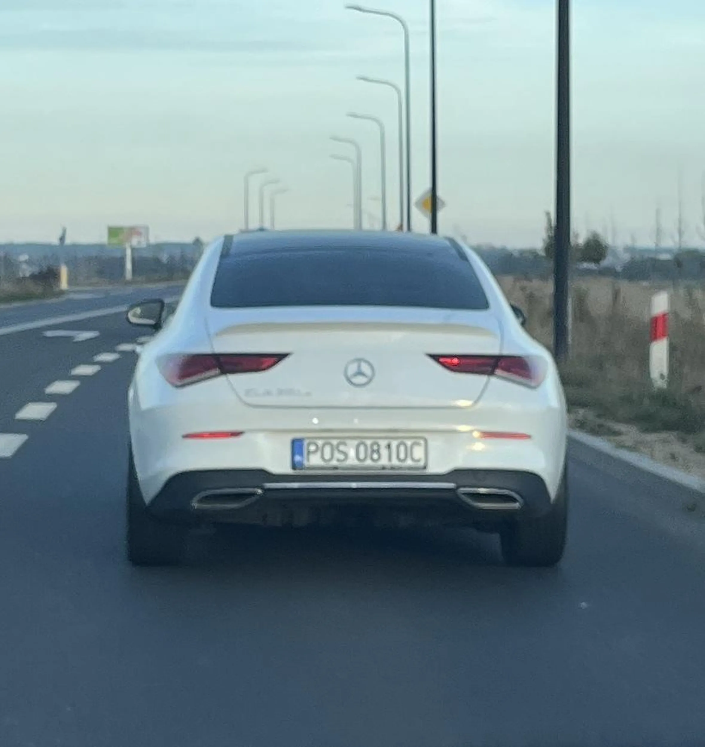 Zajeżdża drogę, nie używa kierunkowskazu, przyspiesza gwałtownie gdy jest wyprzedzany. Niebezpieczny kierowca.