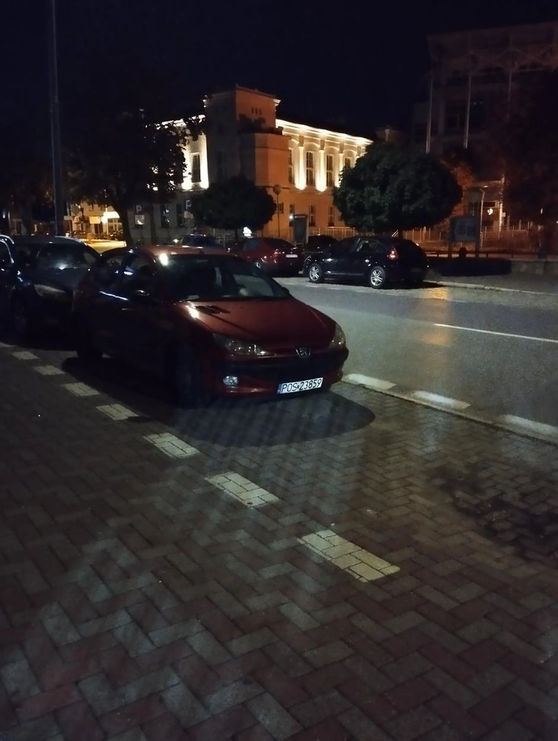 Naucz się parkować parówo! To że to parking na ulicy to nie znaczy że masz blokować dwa miejsca, jakbyś podjechał/a do przodu to by Cię nie zbawiło a jedno auto by jeszcze weszło! Sytuacja zdarza się notorycznie, człowiek wraca z pracy i nie ma gdzie zaparkować bo taki egoista zajmie Ci dwa miejsca, pewnie nawet nie mieszkasz pod tą kamienicą!