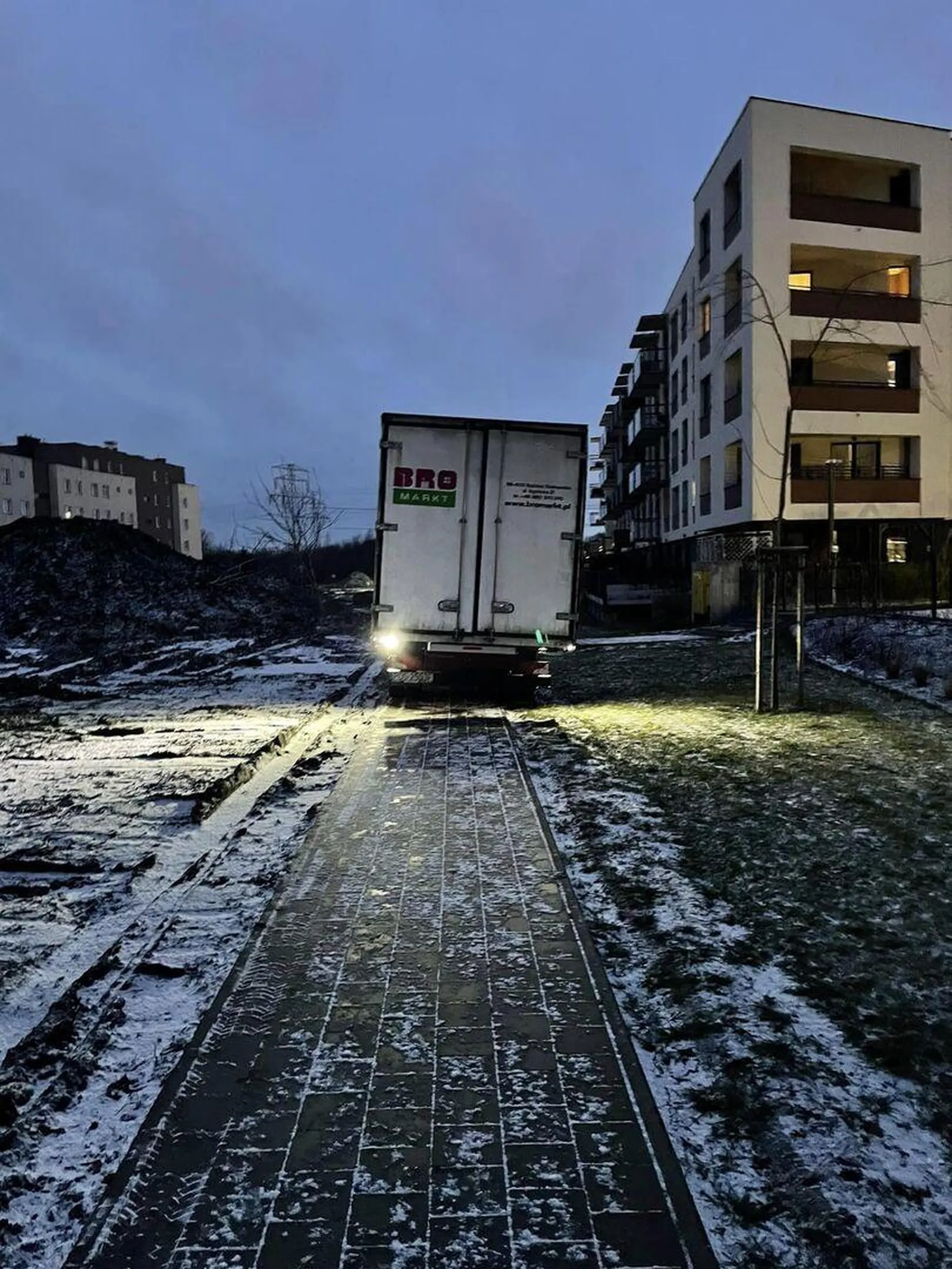 "Kierowca" jeździ chamsko po chodniku, nie zważając na nic. Zdjęcia załączone i nagranie z monitoringu wysłane na Policję.