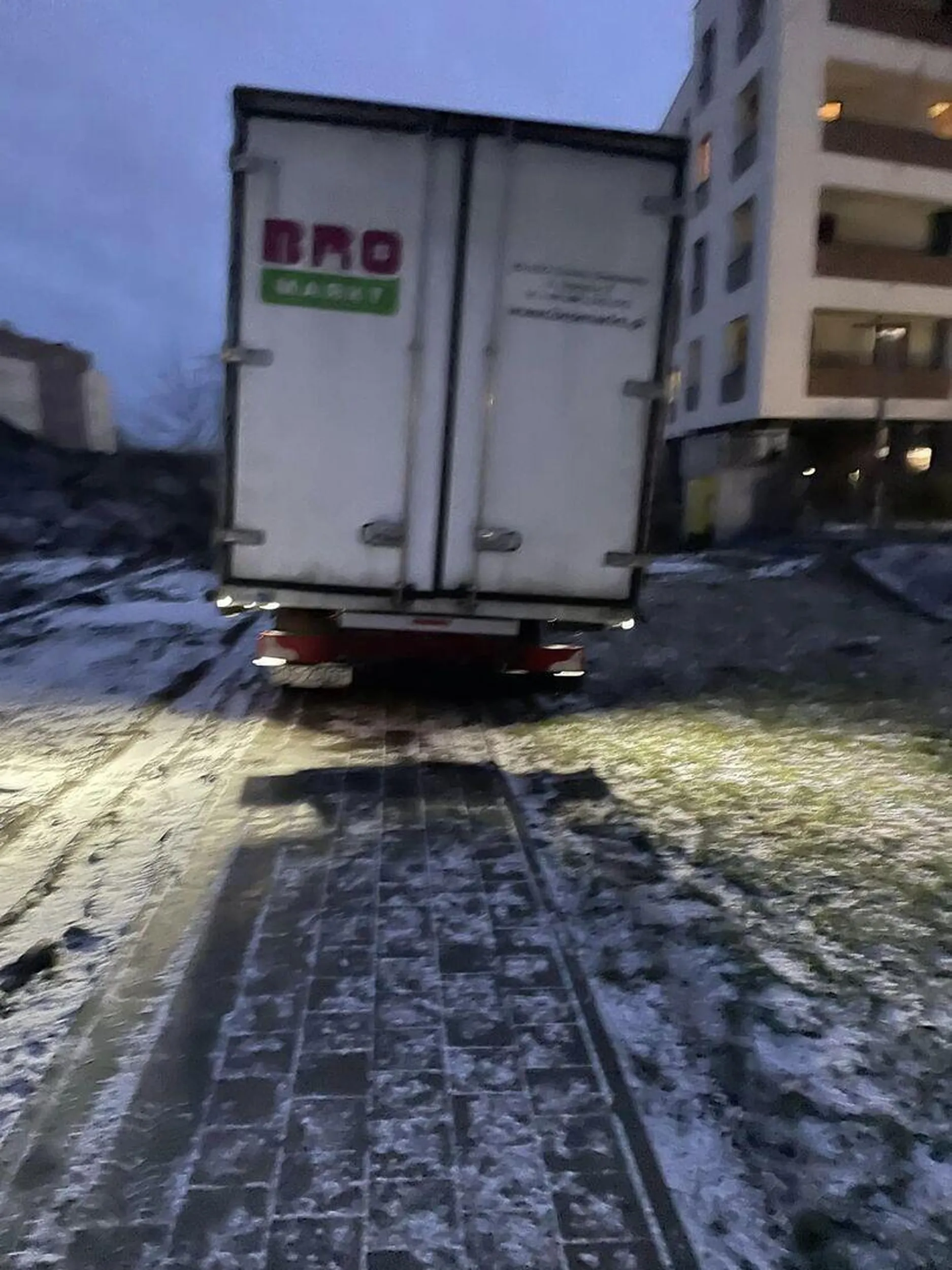 "Kierowca" jeździ chamsko po chodniku, nie zważając na nic. Zdjęcia załączone i nagranie z monitoringu wysłane na Policję.