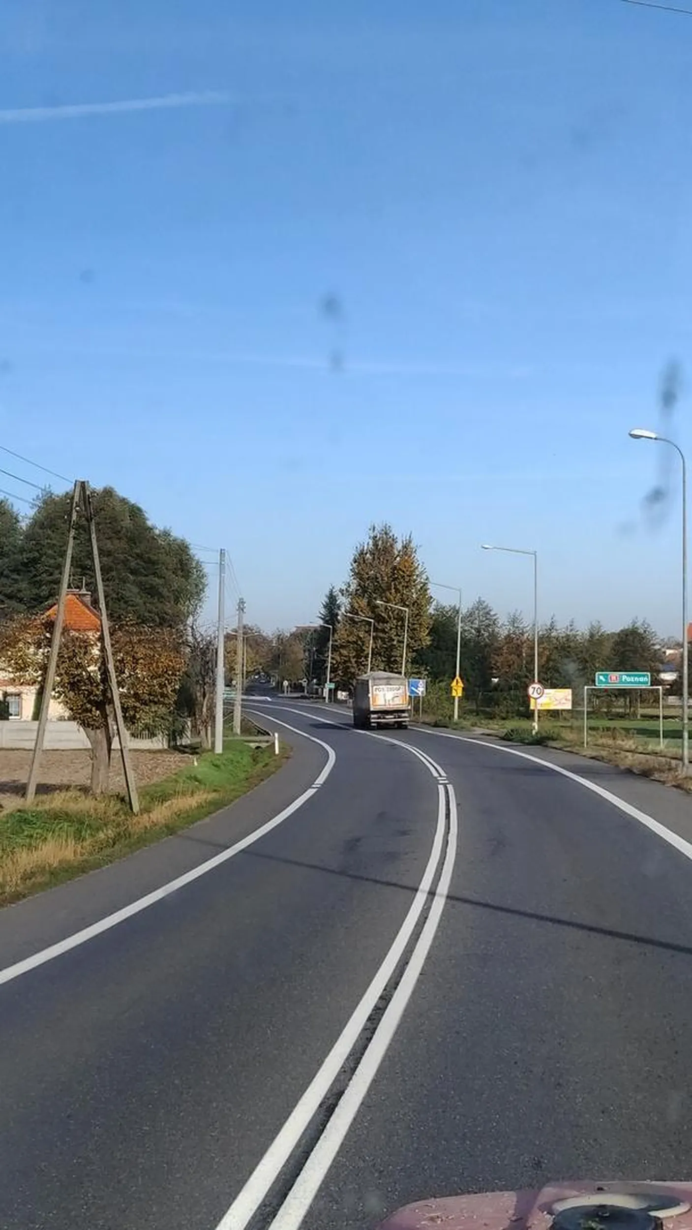 Trasa Ostrów Wielkopolski Pleszew na wysokości Zielonej Łąki kierowca ciężarówki z naczepą o numerze rejestracyjnym POS 2950P wyprzedzając ciągnik rolniczy wraz z przyczepą zajechał drogę oraz wyhamował tuż przed maską doprowadzając niedługo do zderzenia pojazdów. Więcej rozumu cwaniaku, myślisz że jesteś większy to możesz wszystko? Obyś spotkał na drodze  większego idiotę od siebie.