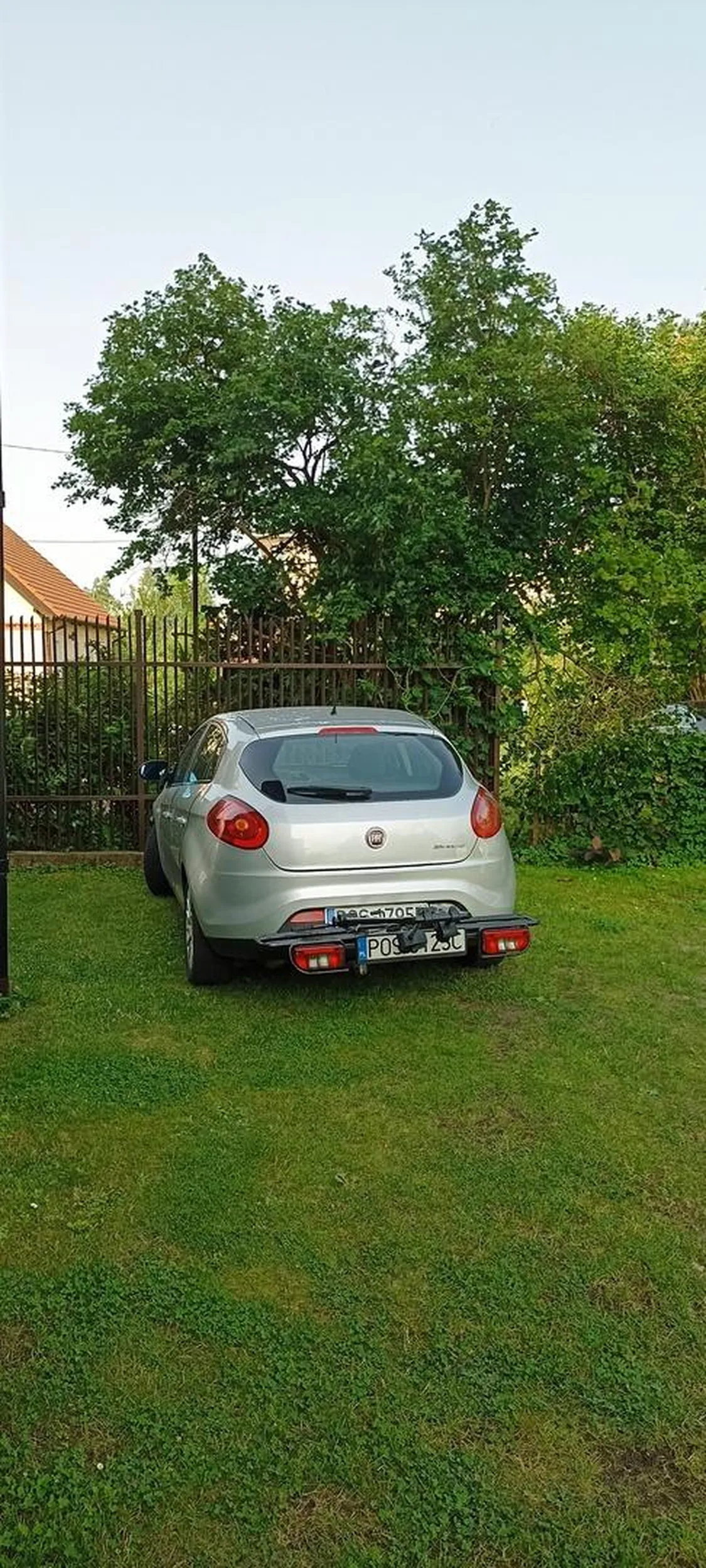 Państwu na wakacjach w Krynicy Morskiej gratuluję fantazji. Wspaniała Dacia Sandero. Za to jest KK: Art. 306c Kodeksu Karnego stanowi: §  1. Kto dokonuje zaboru tablicy rejestracyjnej pojazdu mechanicznego, umożliwiającej dopuszczenie tego pojazdu do ruchu na obszarze Rzeczypospolitej Polskiej, albo w celu użycia za autentyczną tablicę rejestracyjną pojazdu mechanicznego podrabia lub przerabia, podlega karze pozbawienia wolności od 3 miesięcy do lat 5. §  2. Tej samej karze podlega, kto używa tablicy rejestracyjnej pojazdu mechanicznego nieprzypisanej do pojazdu, na którym ją umieszczono, albo używa jako autentycznej podrobionej lub przerobionej tablicy rejestracyjnej pojazdu mechanicznego.